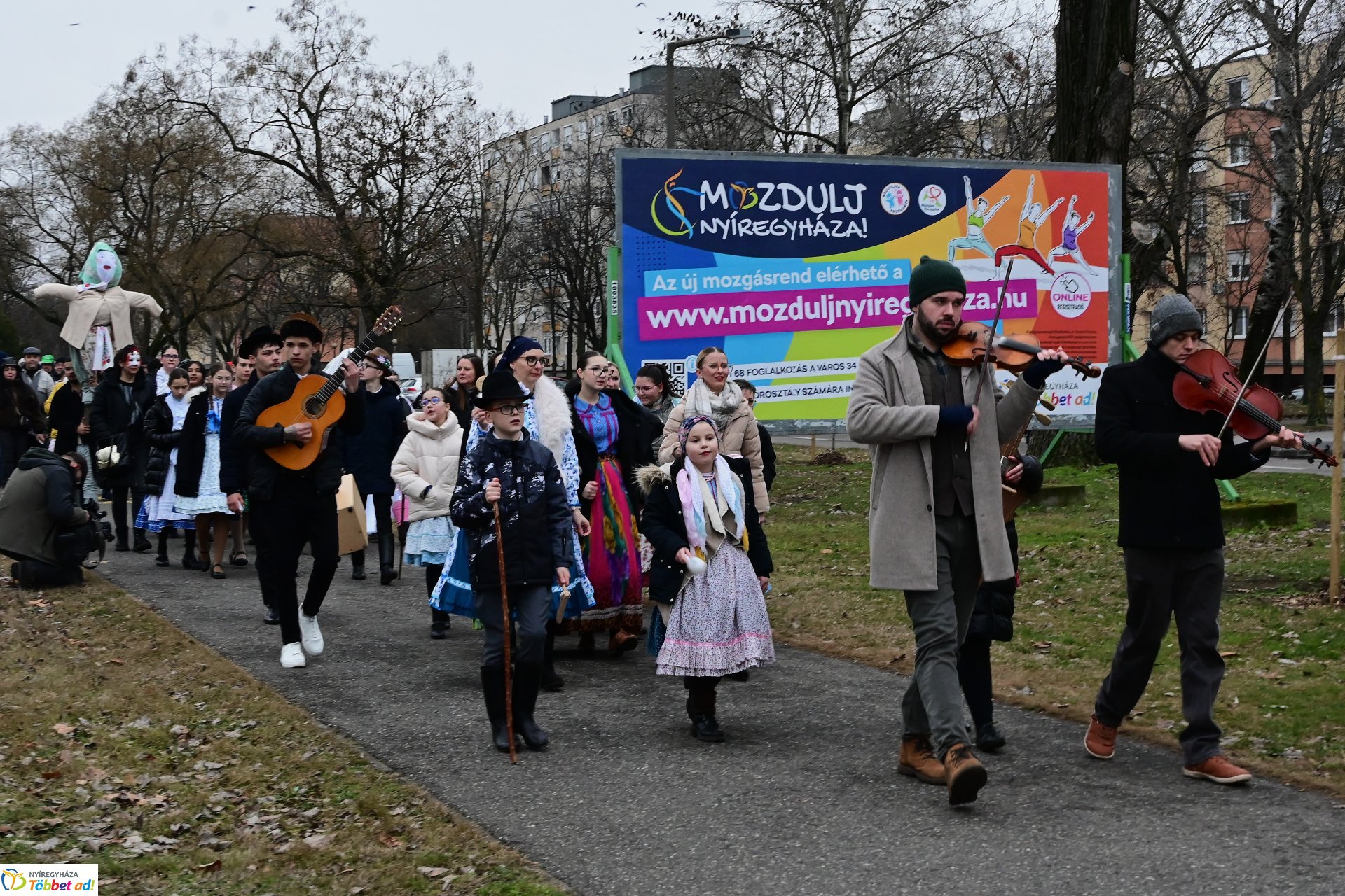 Jósavárosi télűző jelmezes felvonulás 