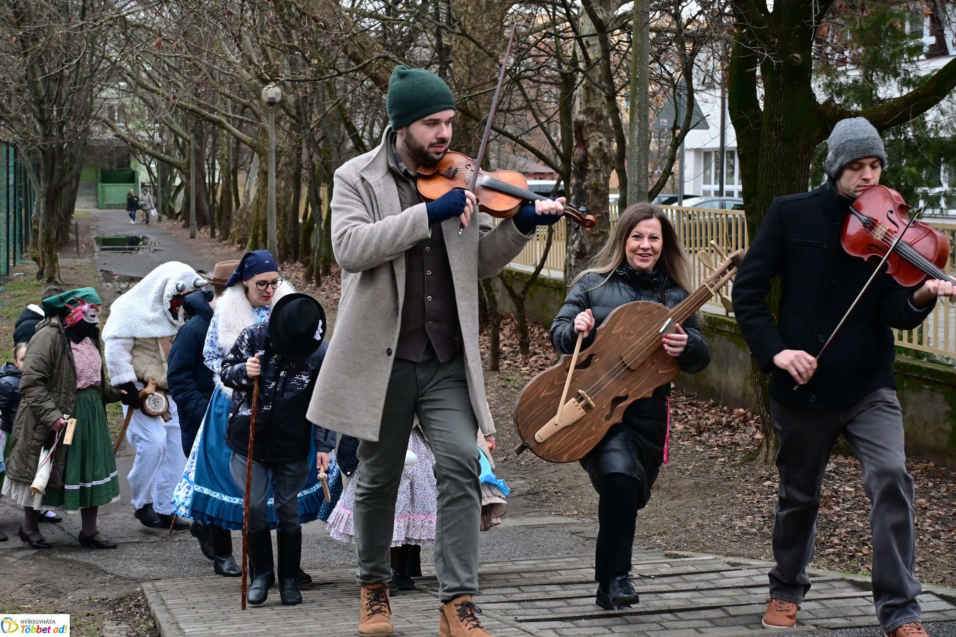 Jósavárosi télűző jelmezes felvonulás 