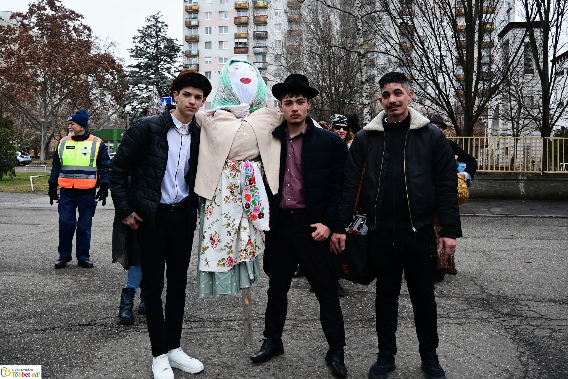 Jósavárosi télűző jelmezes felvonulás 