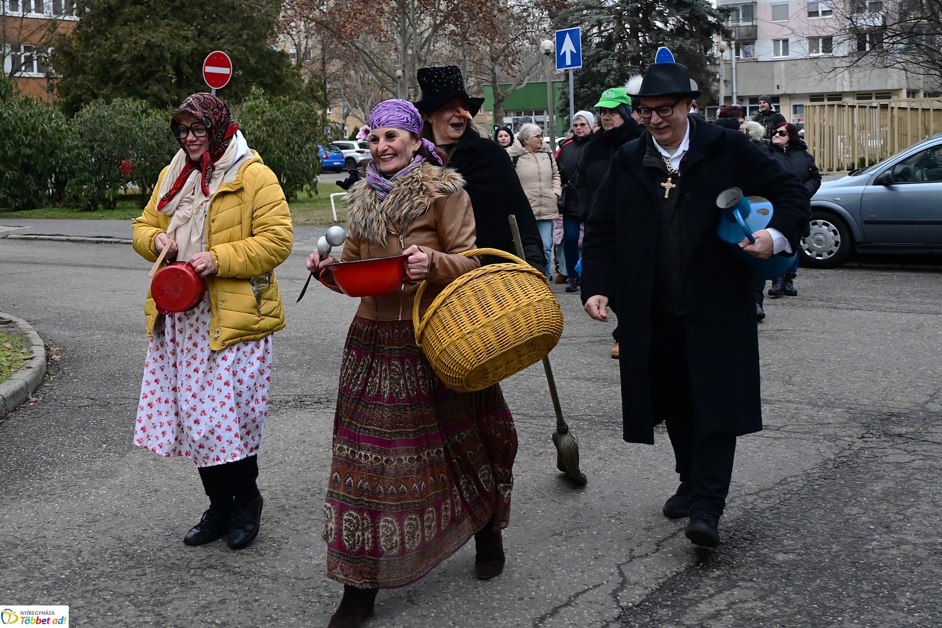 Jósavárosi télűző jelmezes felvonulás 