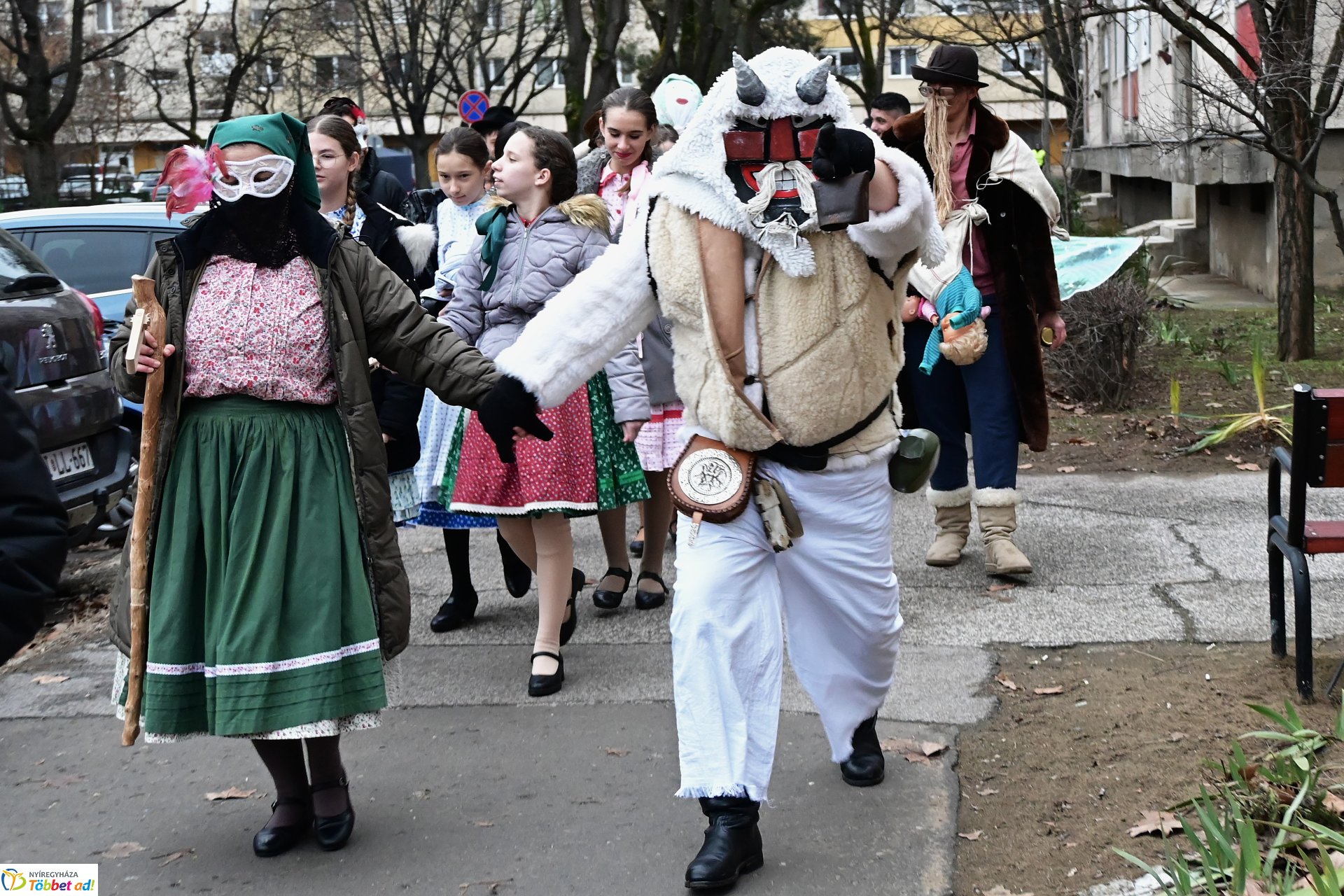 Jósavárosi télűző jelmezes felvonulás 
