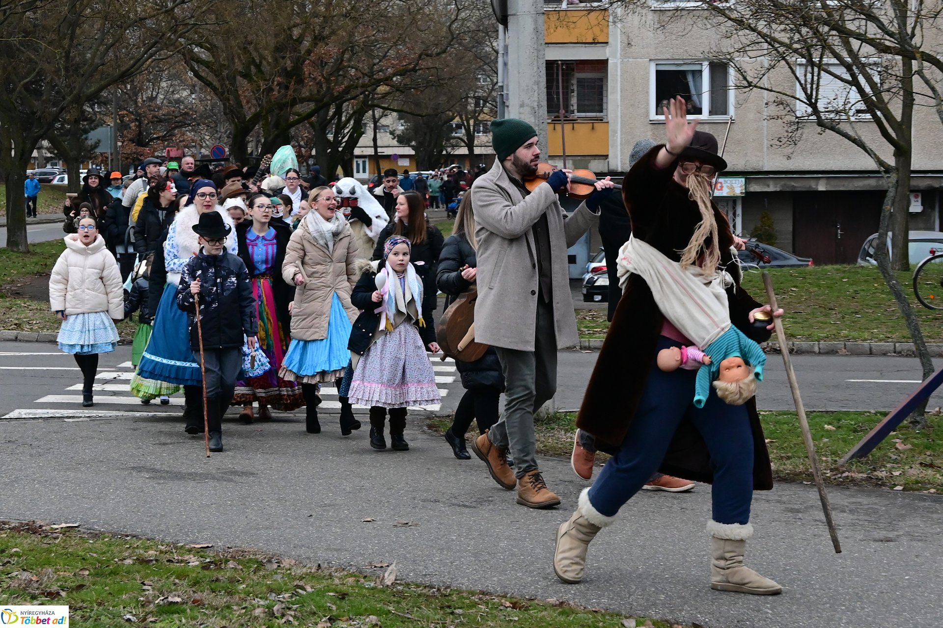 Jósavárosi télűző jelmezes felvonulás 