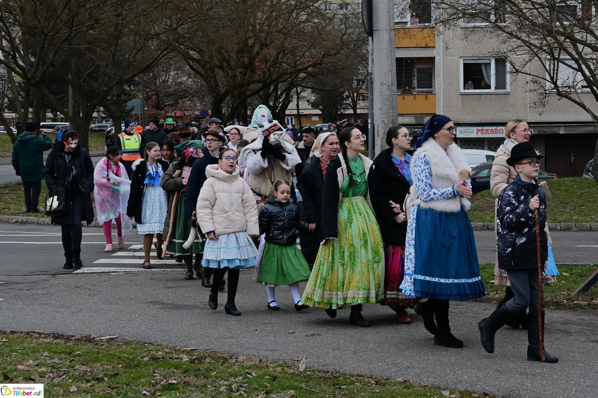 Jósavárosi télűző jelmezes felvonulás 