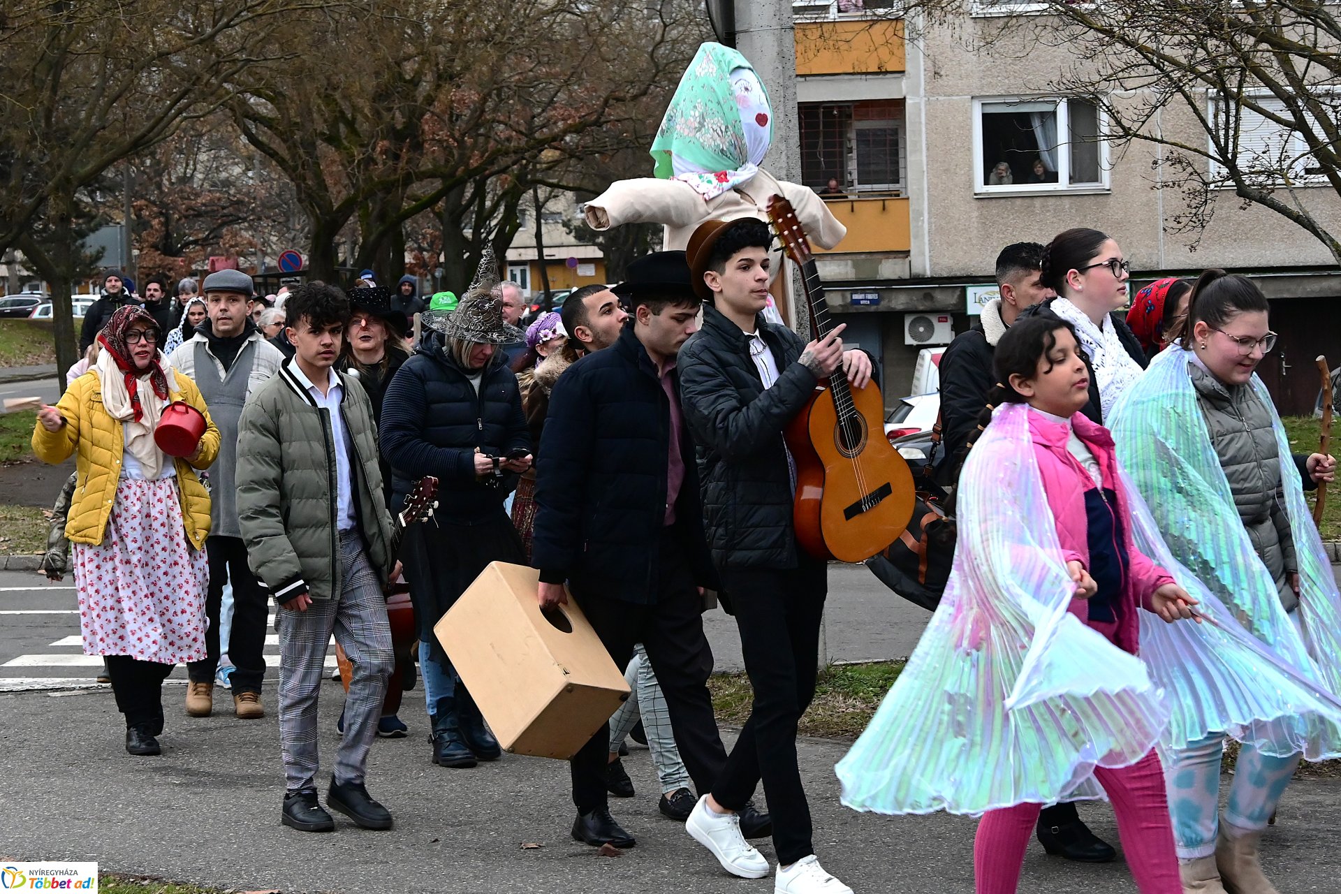 Jósavárosi télűző jelmezes felvonulás 