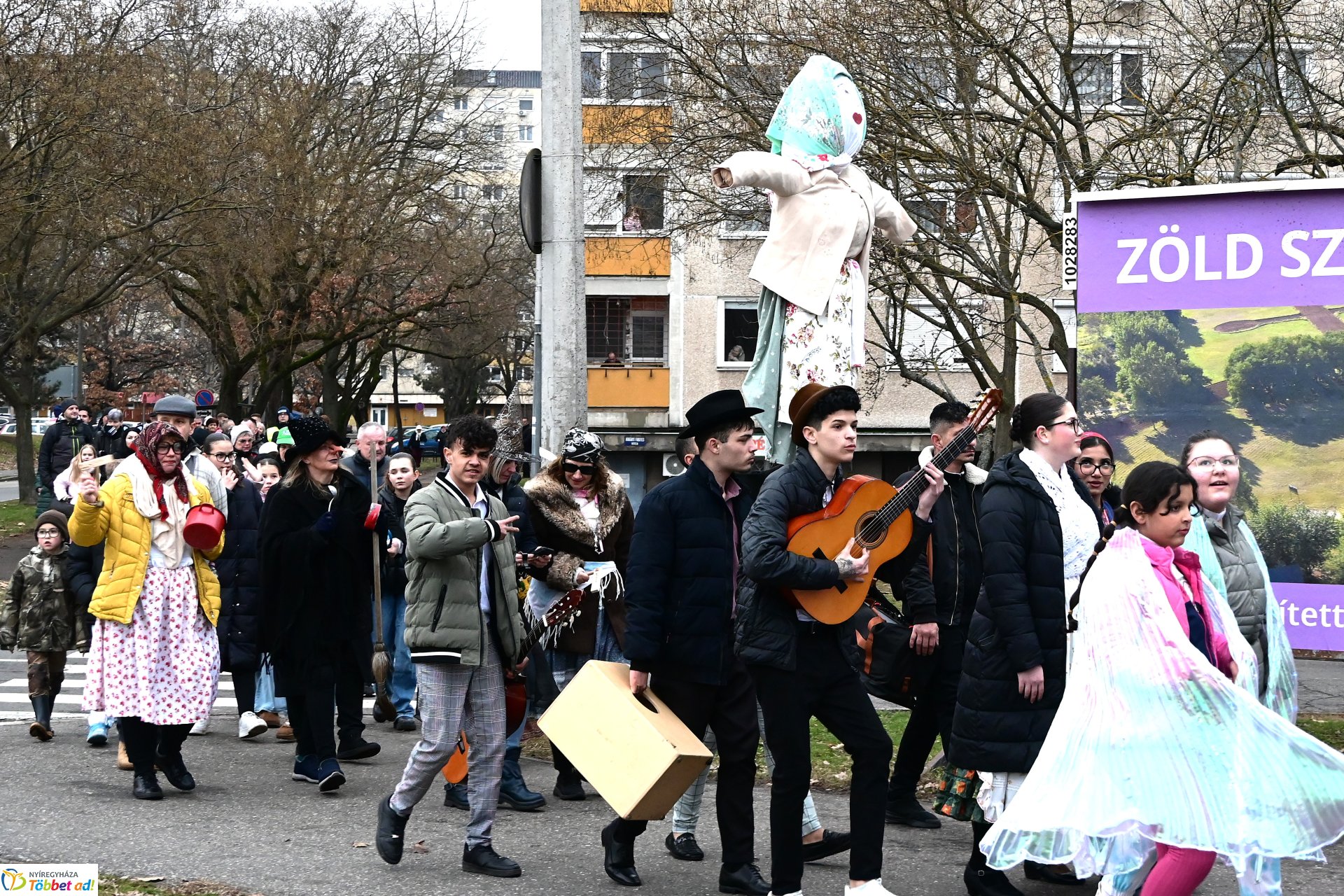 Jósavárosi télűző jelmezes felvonulás 