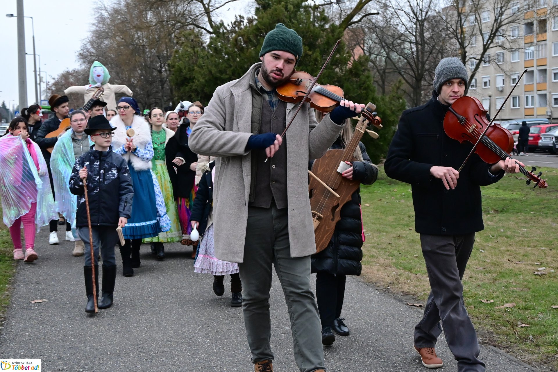Jósavárosi télűző jelmezes felvonulás 