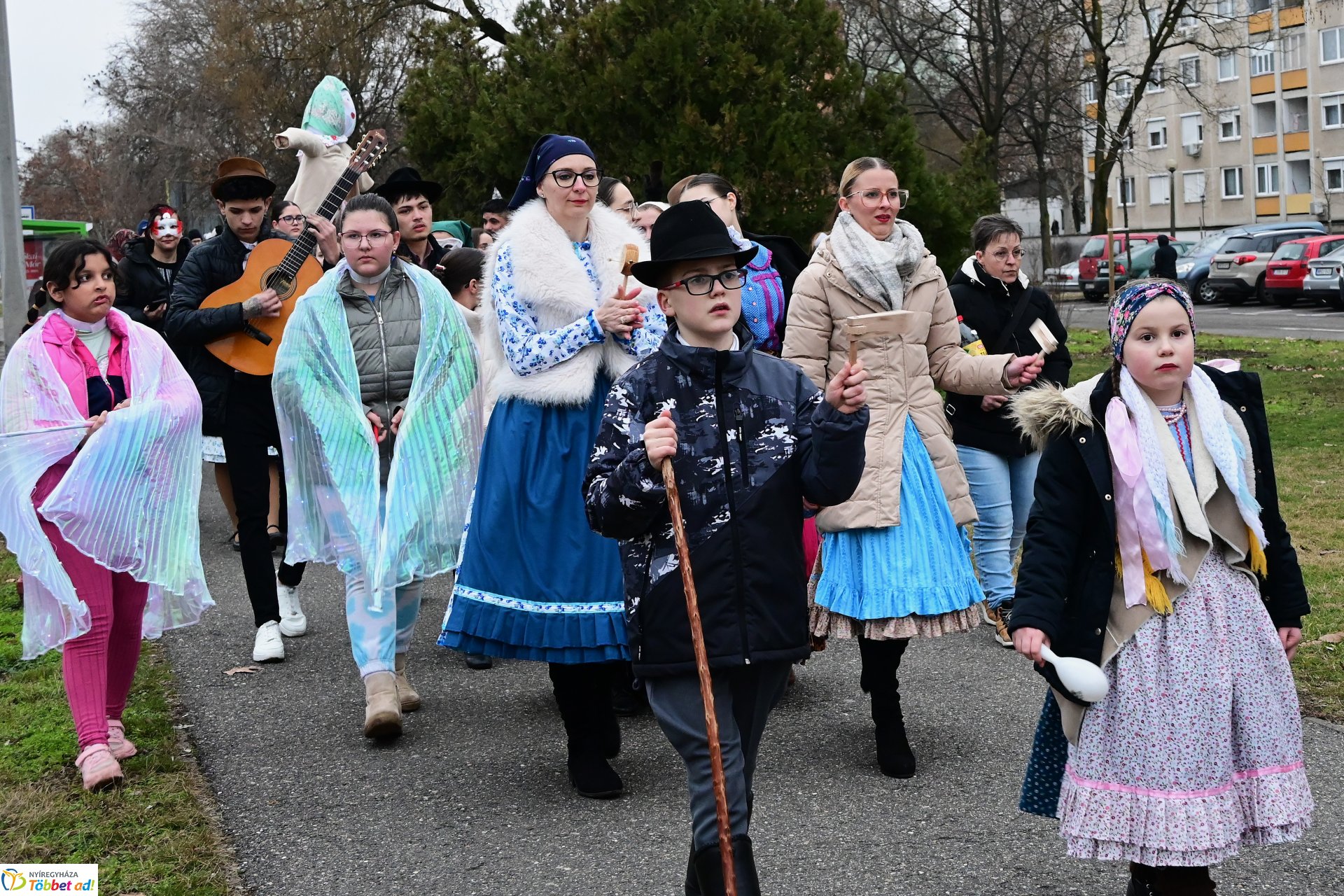 Jósavárosi télűző jelmezes felvonulás 