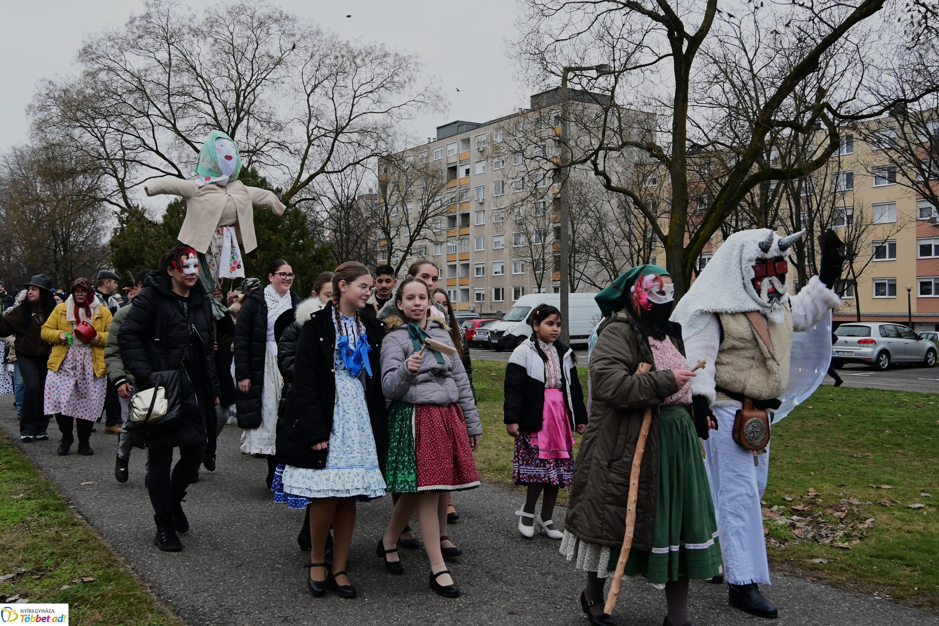 Jósavárosi télűző jelmezes felvonulás 