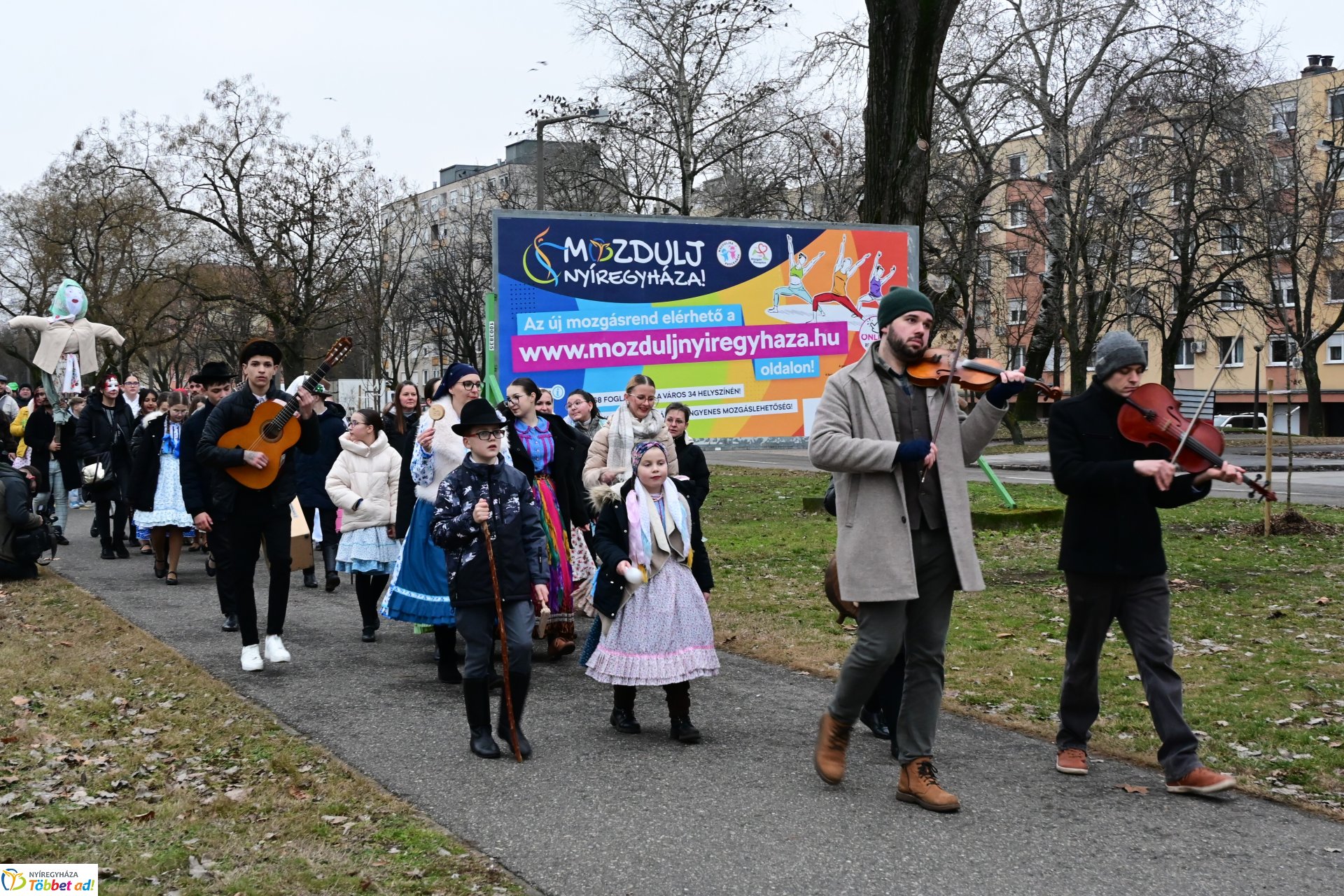 Jósavárosi télűző jelmezes felvonulás 