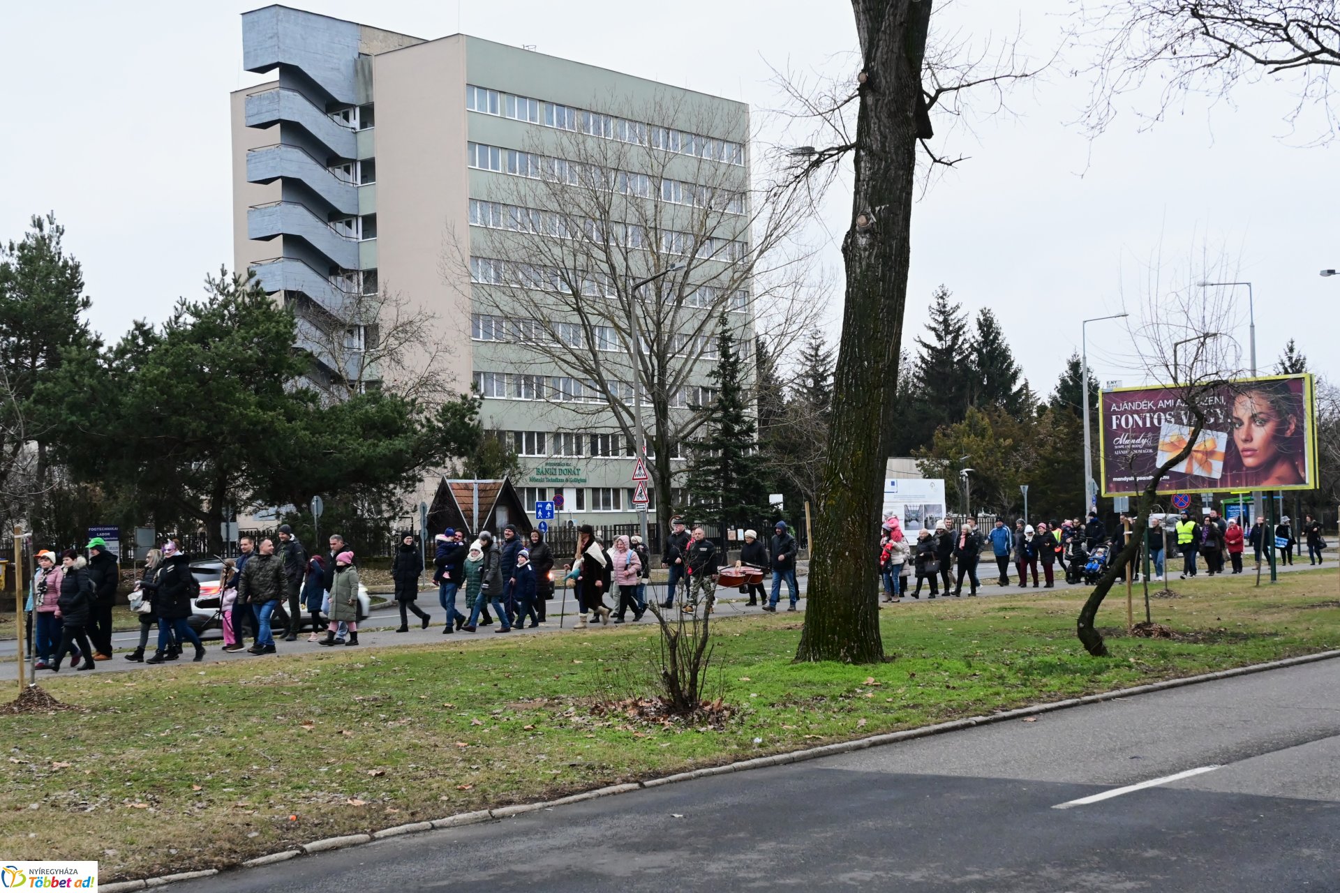 Jósavárosi télűző jelmezes felvonulás 