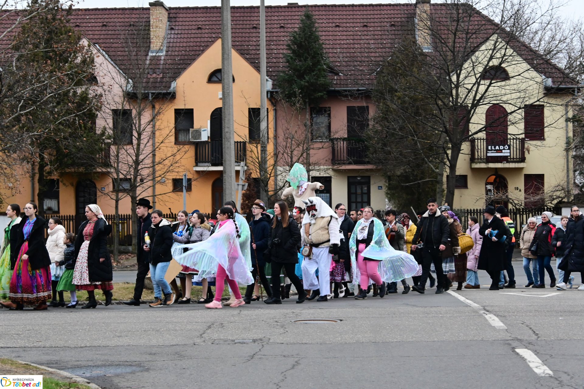 Jósavárosi télűző jelmezes felvonulás 