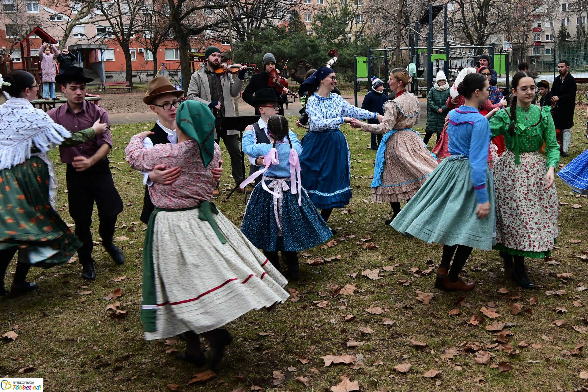 Jósavárosi télűző jelmezes felvonulás 