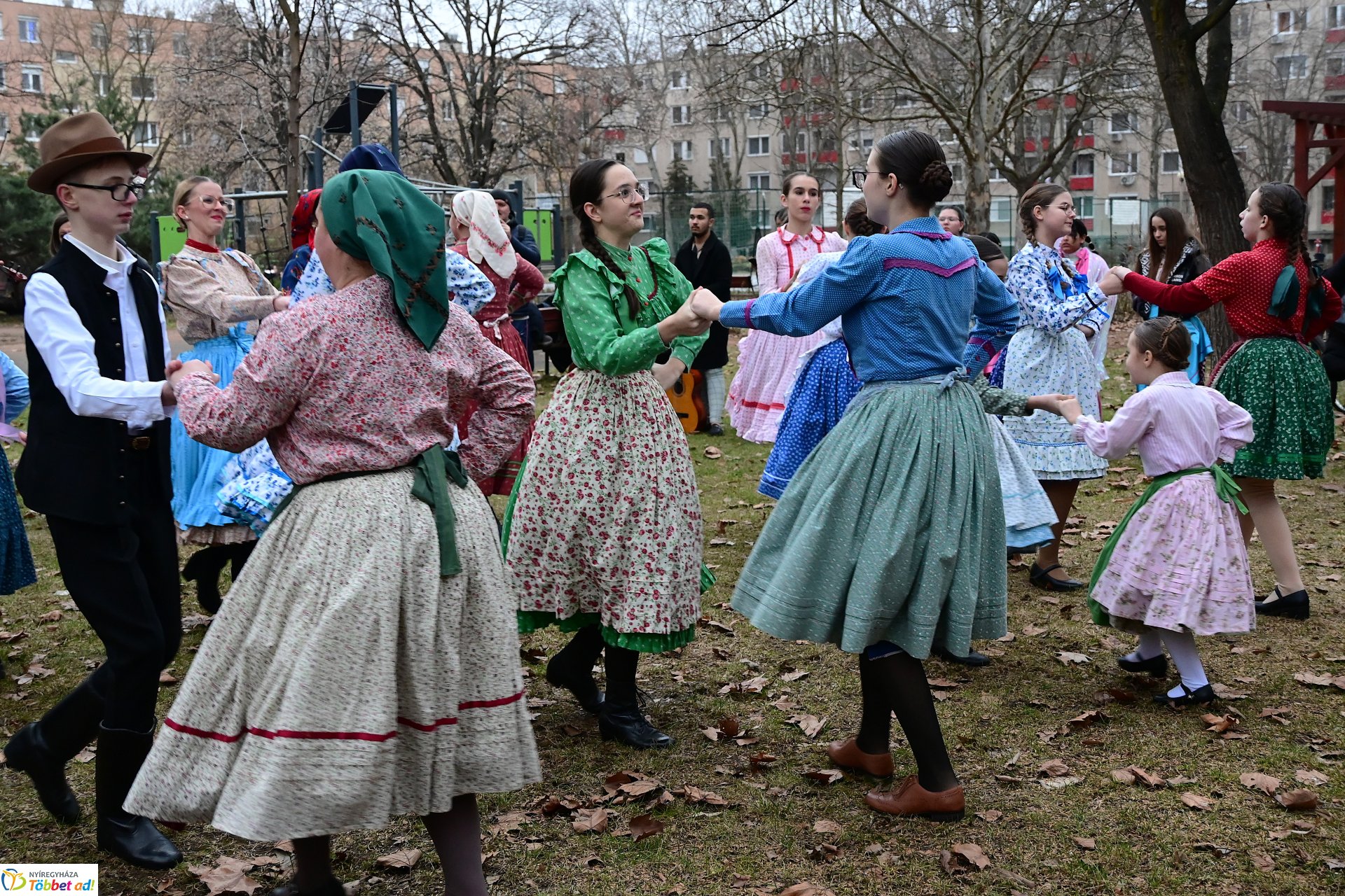 Jósavárosi télűző jelmezes felvonulás 