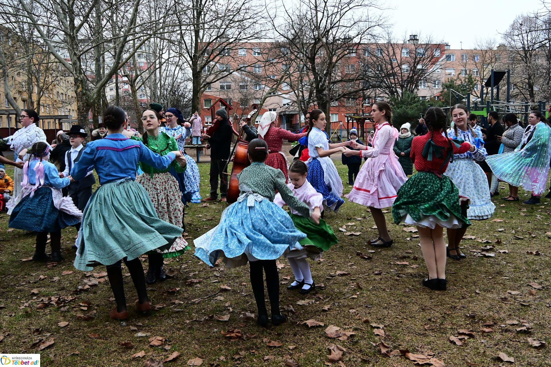 Jósavárosi télűző jelmezes felvonulás 