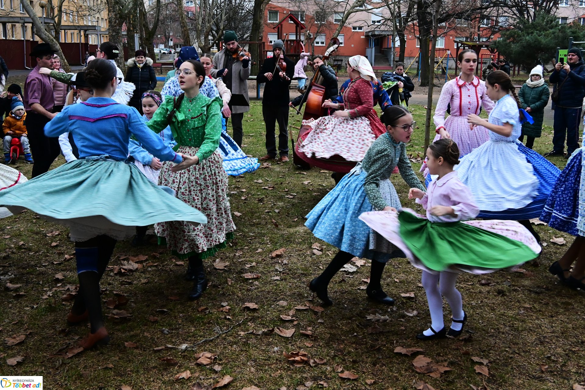 Jósavárosi télűző jelmezes felvonulás 