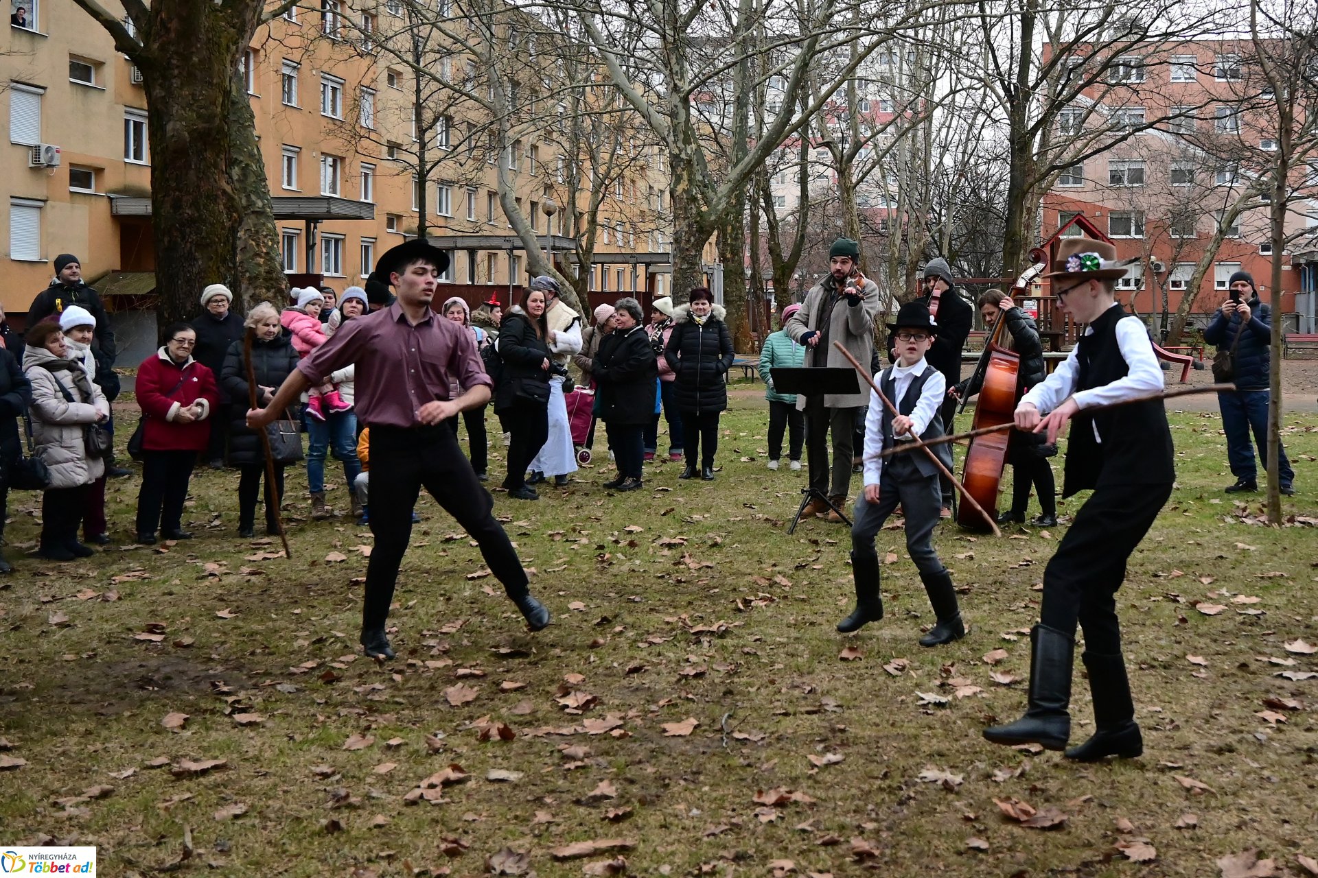 Jósavárosi télűző jelmezes felvonulás 