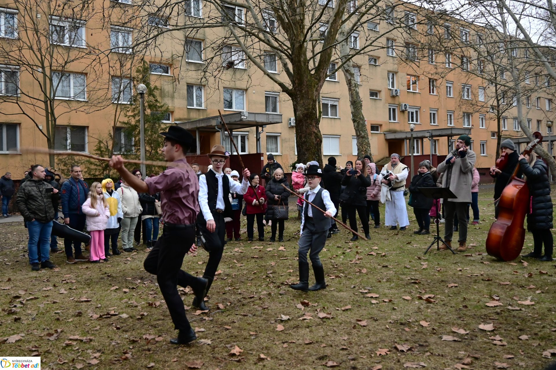 Jósavárosi télűző jelmezes felvonulás 