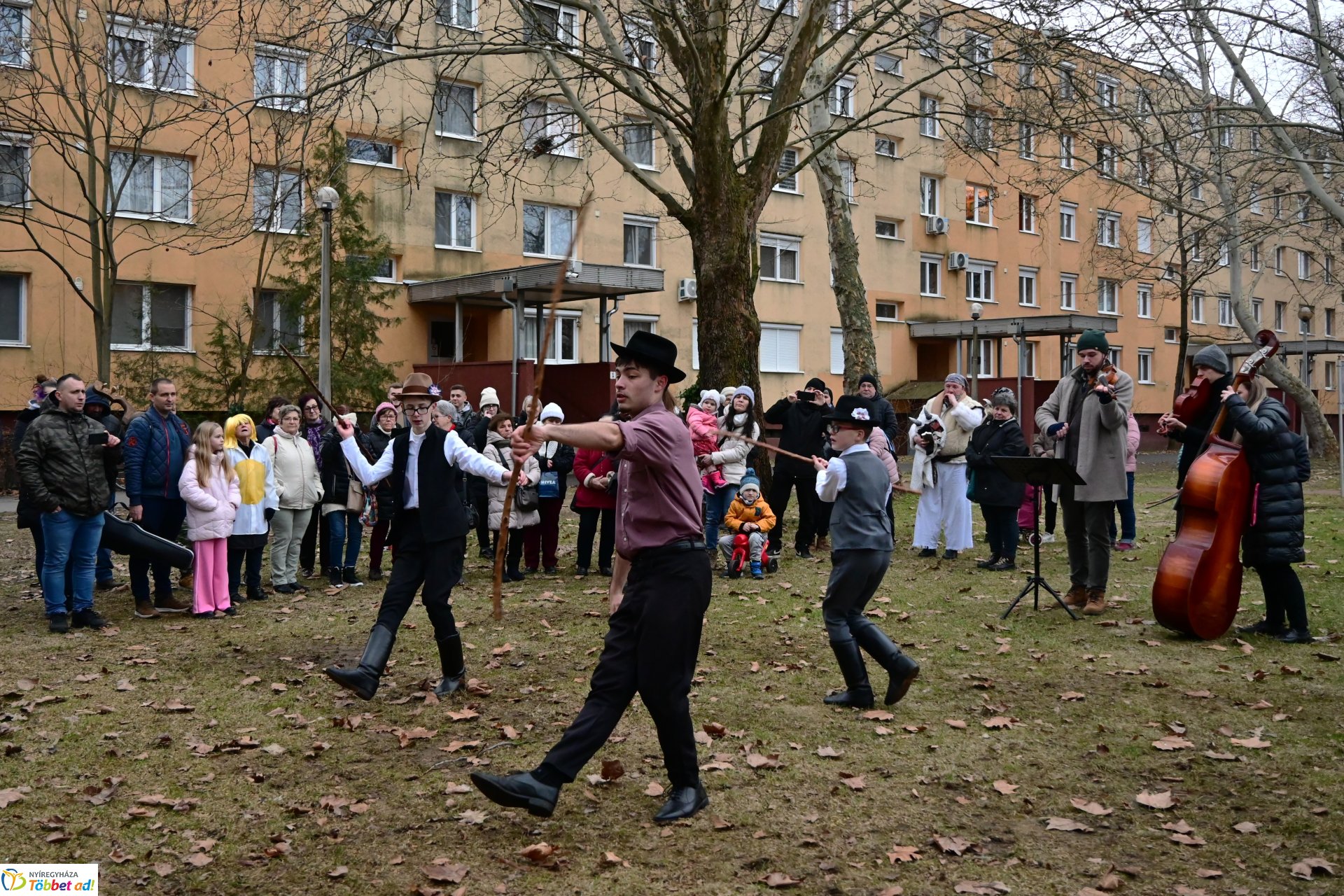 Jósavárosi télűző jelmezes felvonulás 