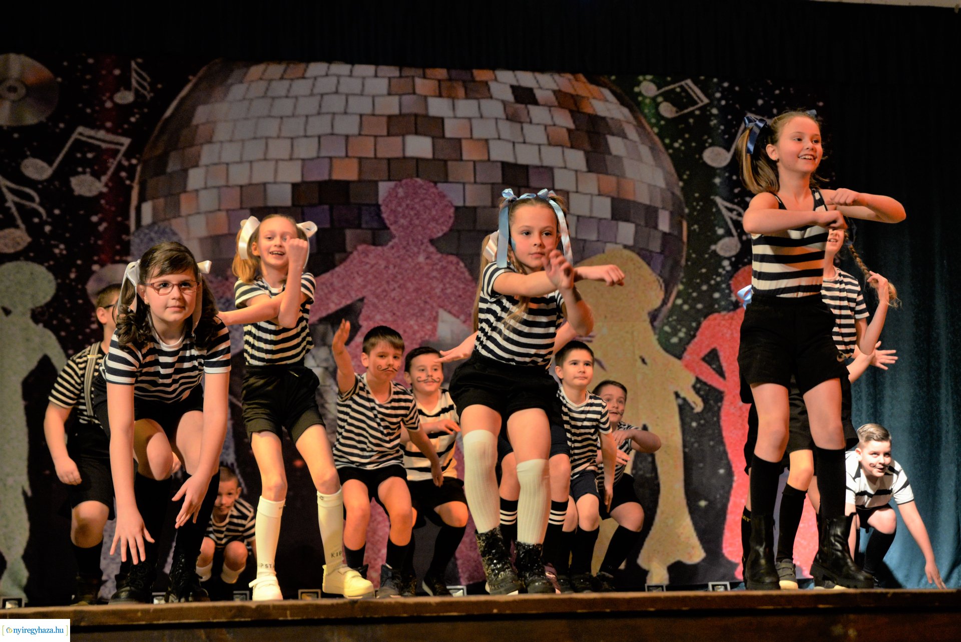 Jótékonysági  est a Jókaiban