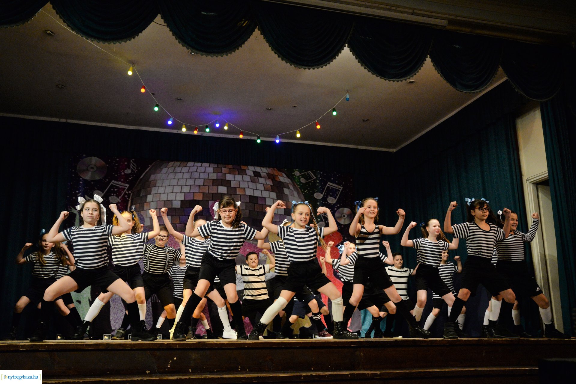 Jótékonysági  est a Jókaiban