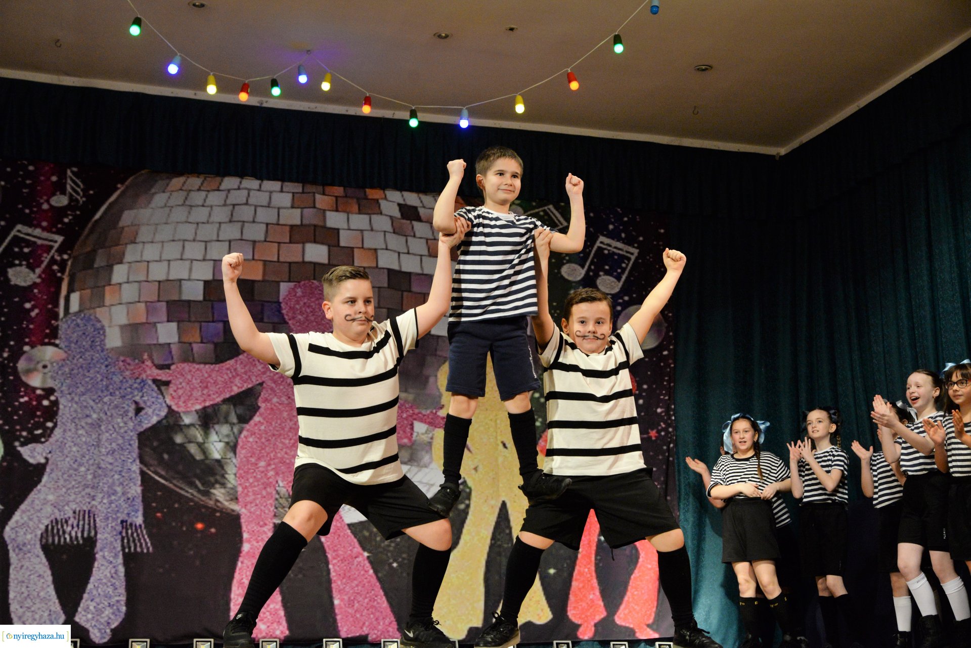 Jótékonysági  est a Jókaiban