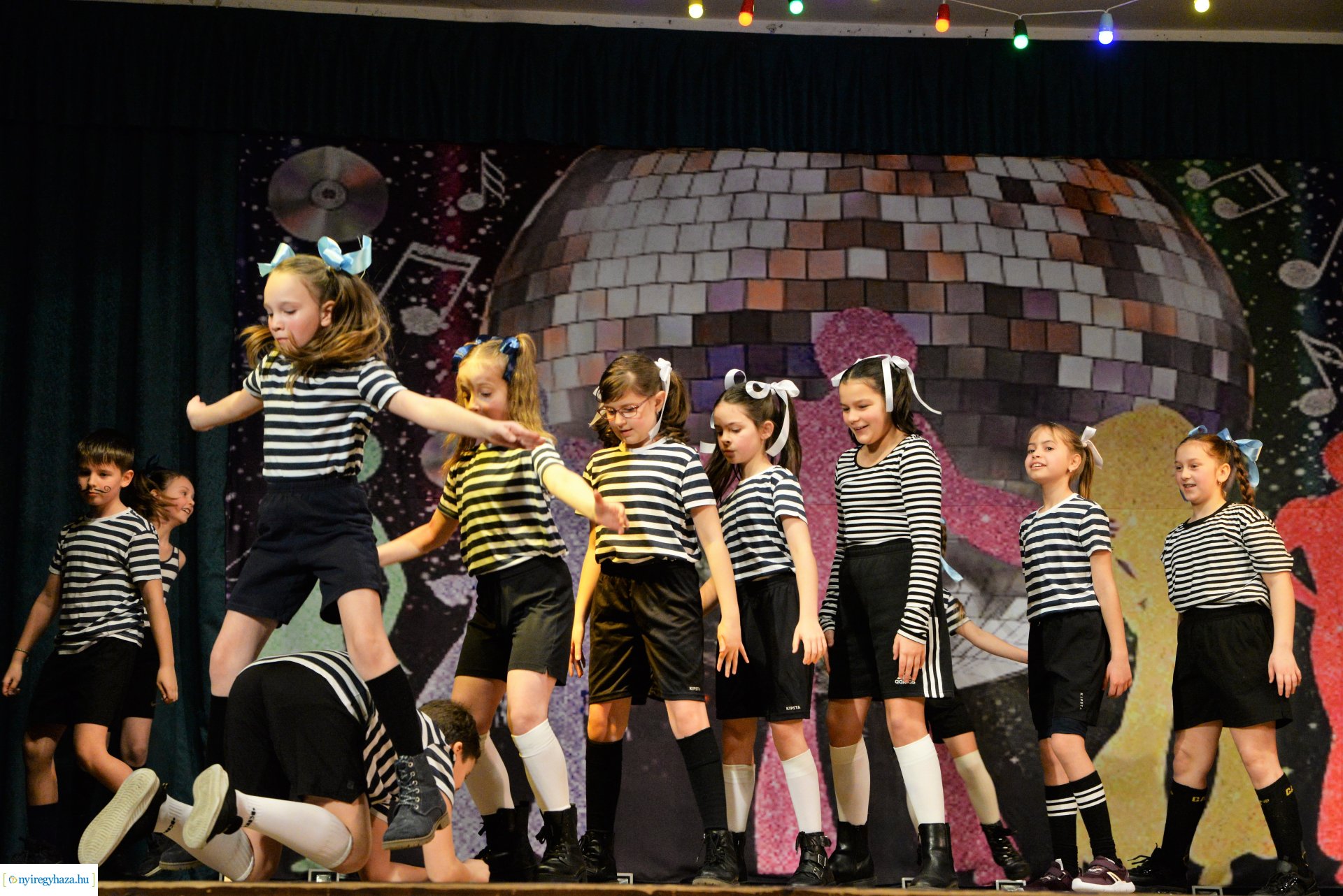 Jótékonysági  est a Jókaiban