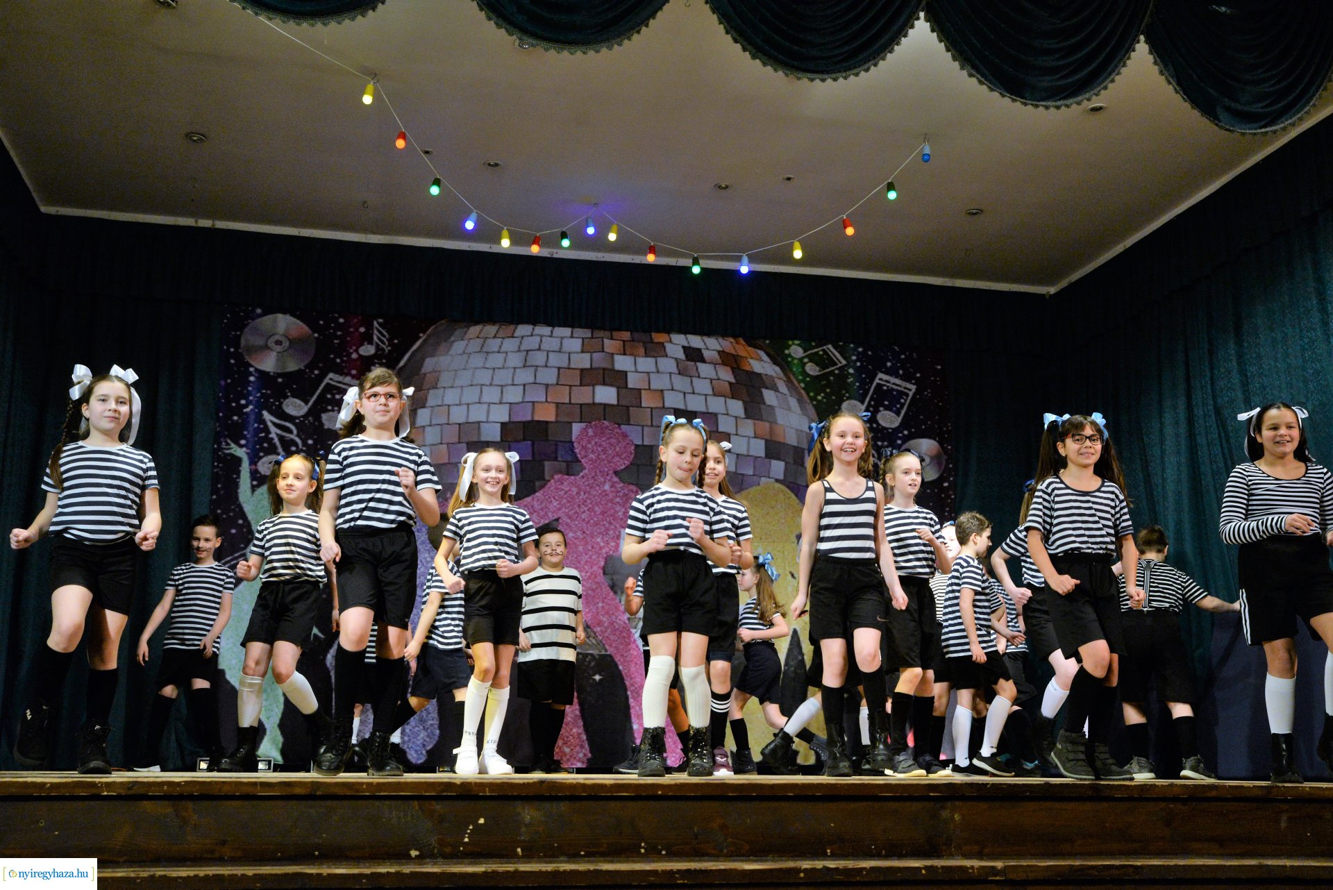 Jótékonysági  est a Jókaiban