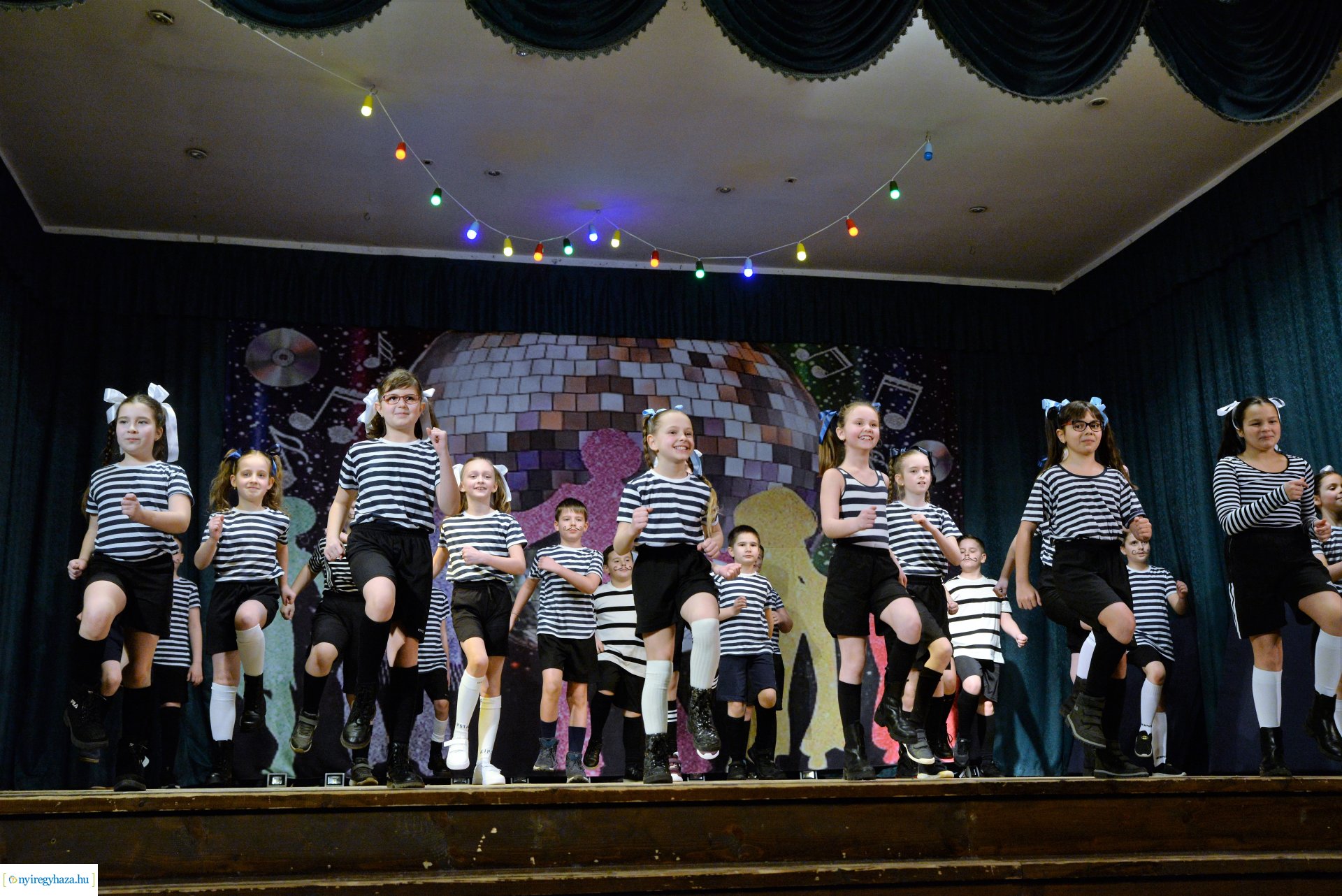 Jótékonysági  est a Jókaiban