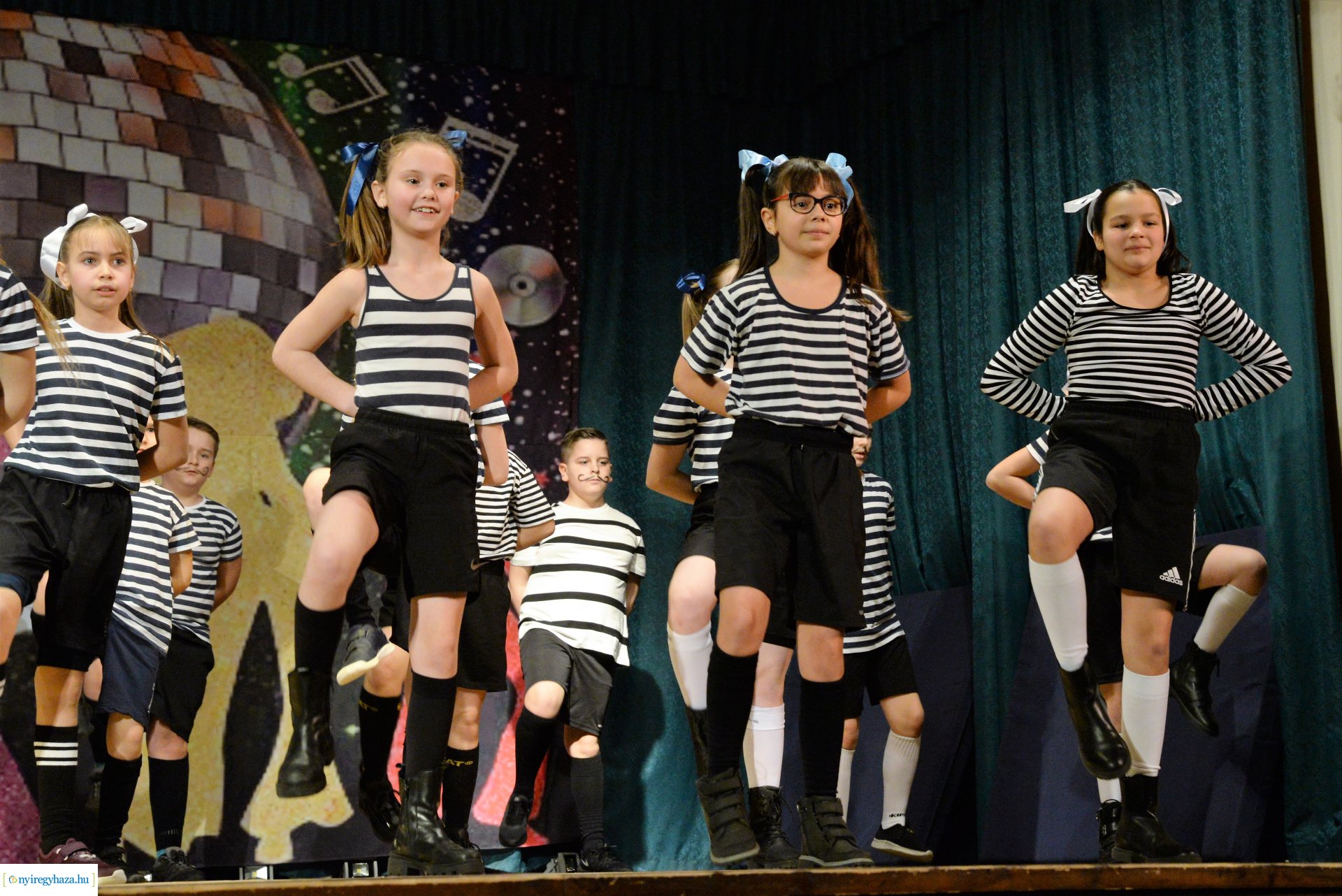 Jótékonysági  est a Jókaiban