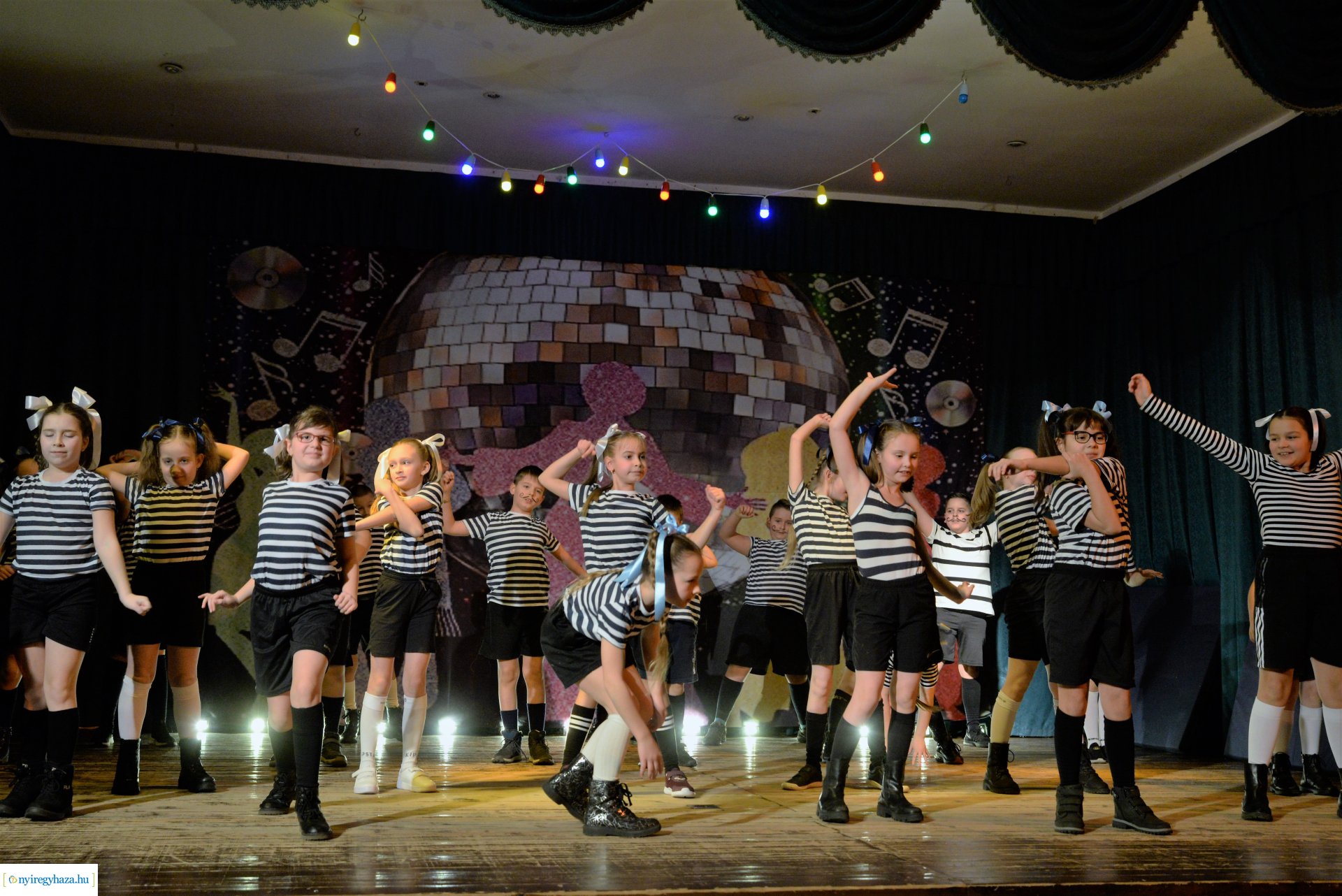 Jótékonysági  est a Jókaiban