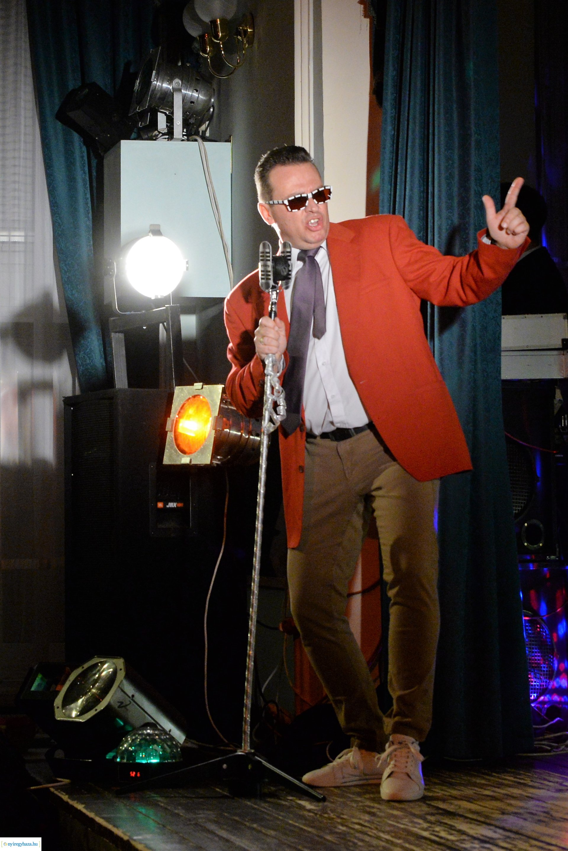 Jótékonysági  est a Jókaiban