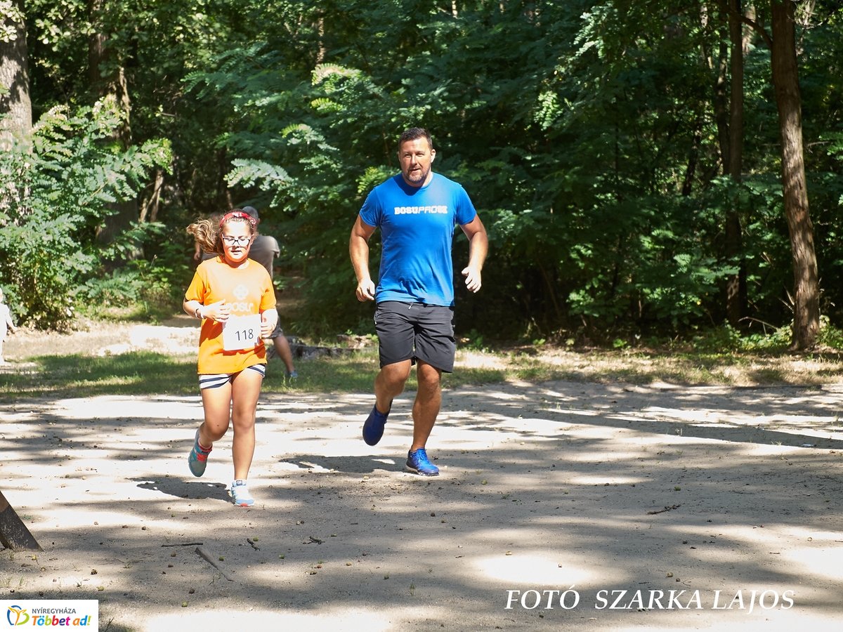 Jótékonysági futás az Erdei Tornapályán