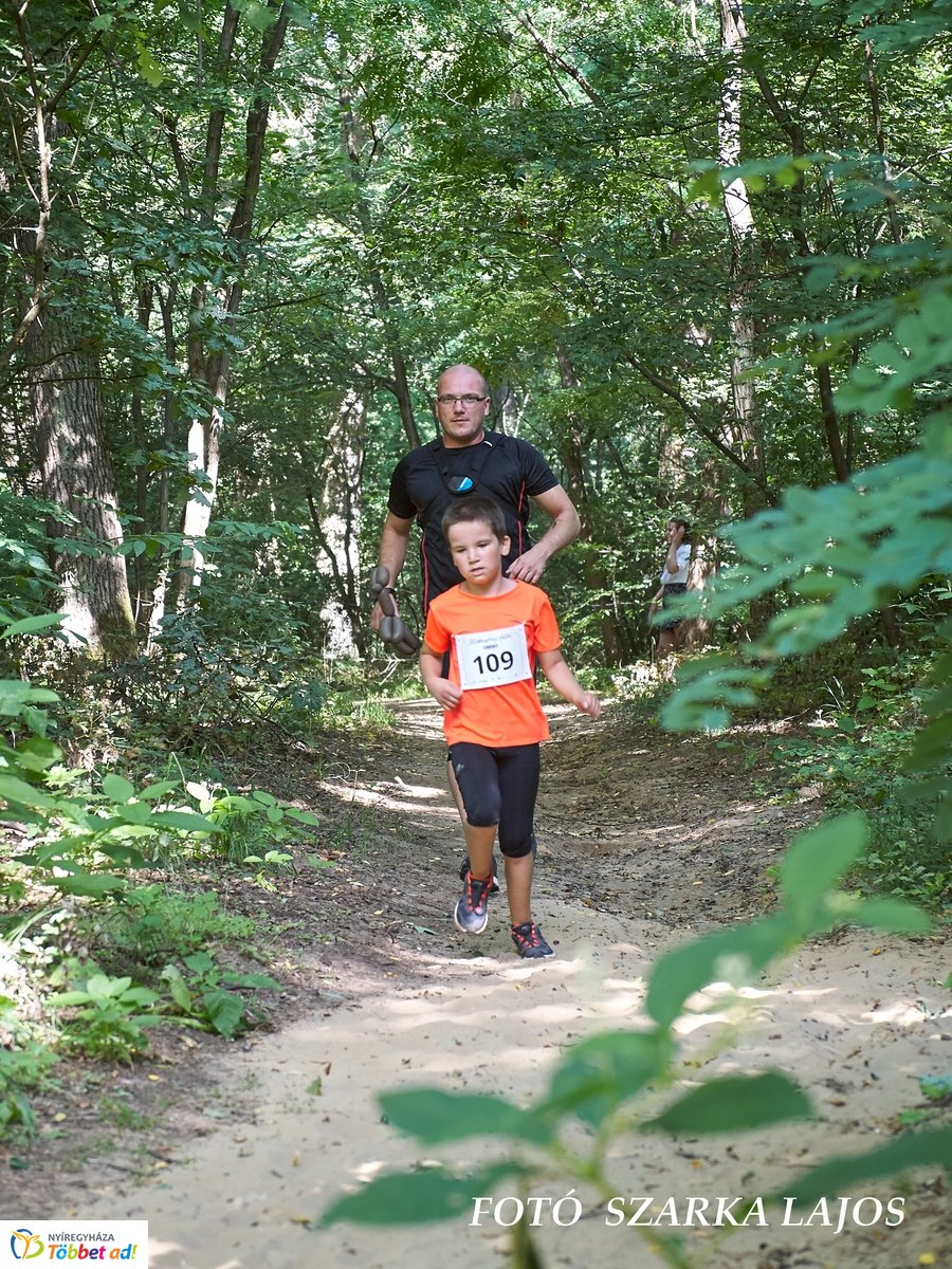 Jótékonysági futás az Erdei Tornapályán
