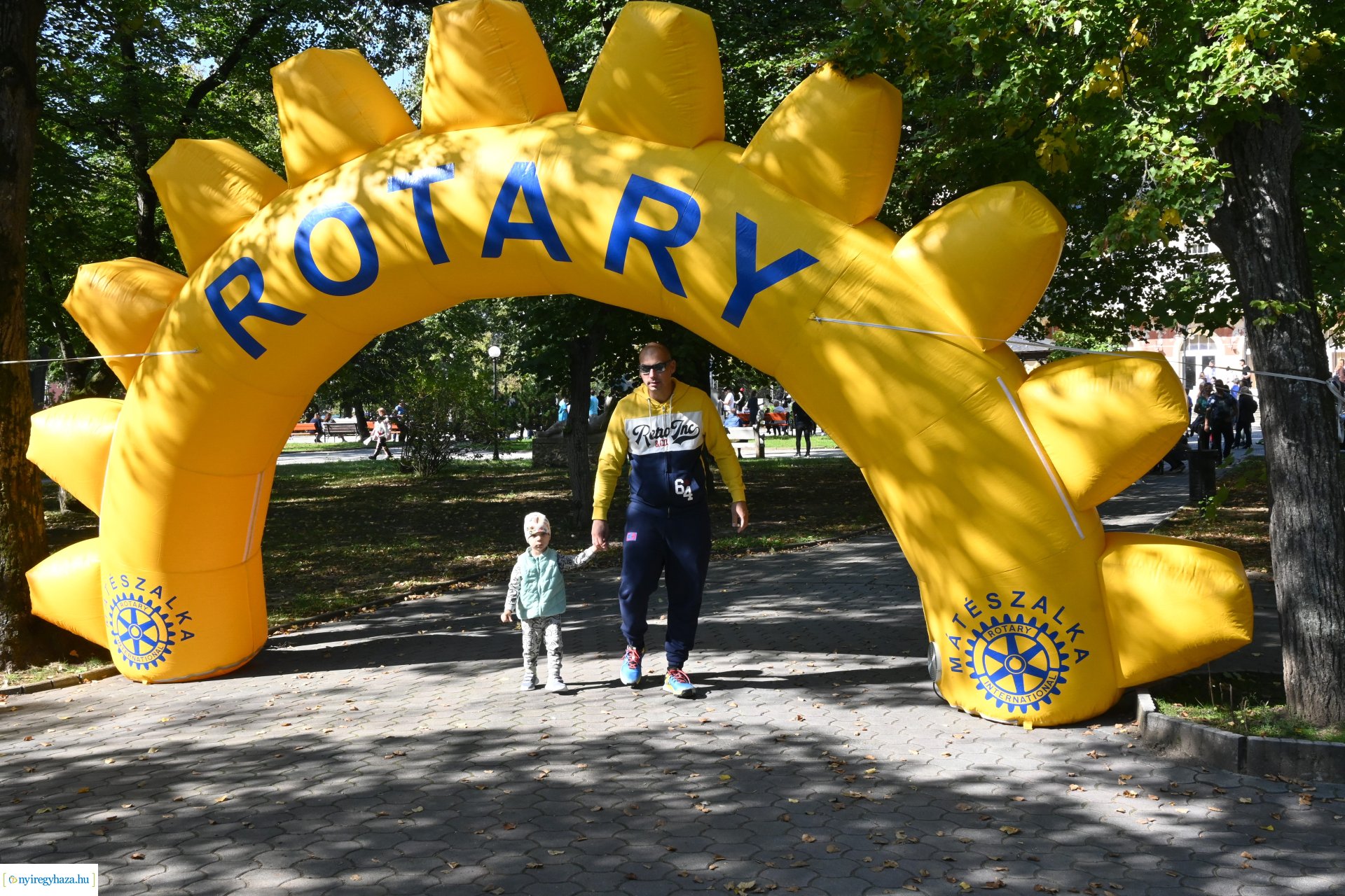 Jótékonysági kacsa úsztatás Sóstón