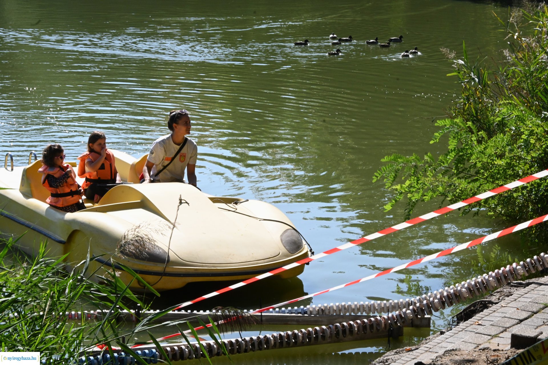 Jótékonysági kacsa úsztatás Sóstón
