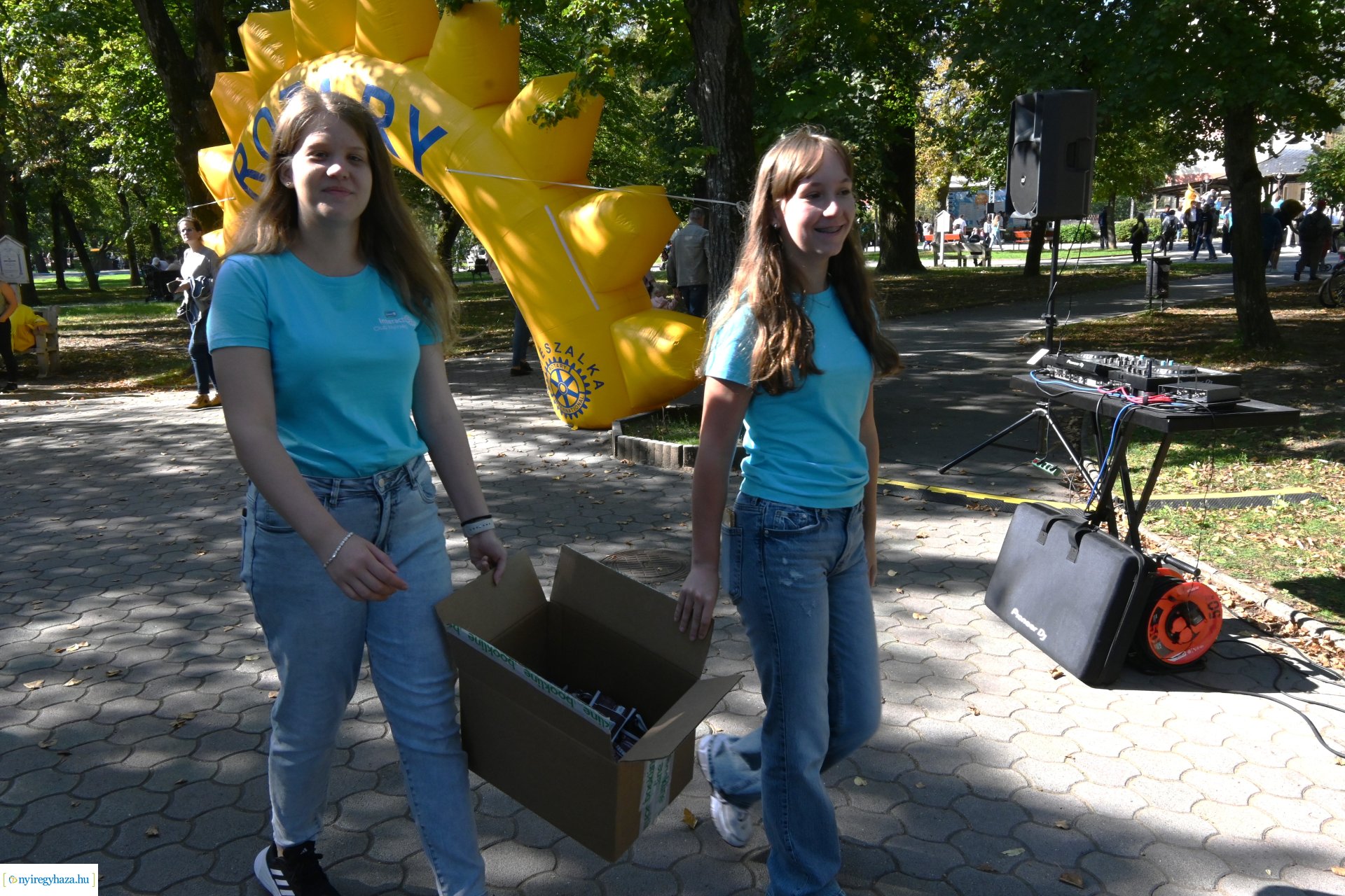 Jótékonysági kacsa úsztatás Sóstón