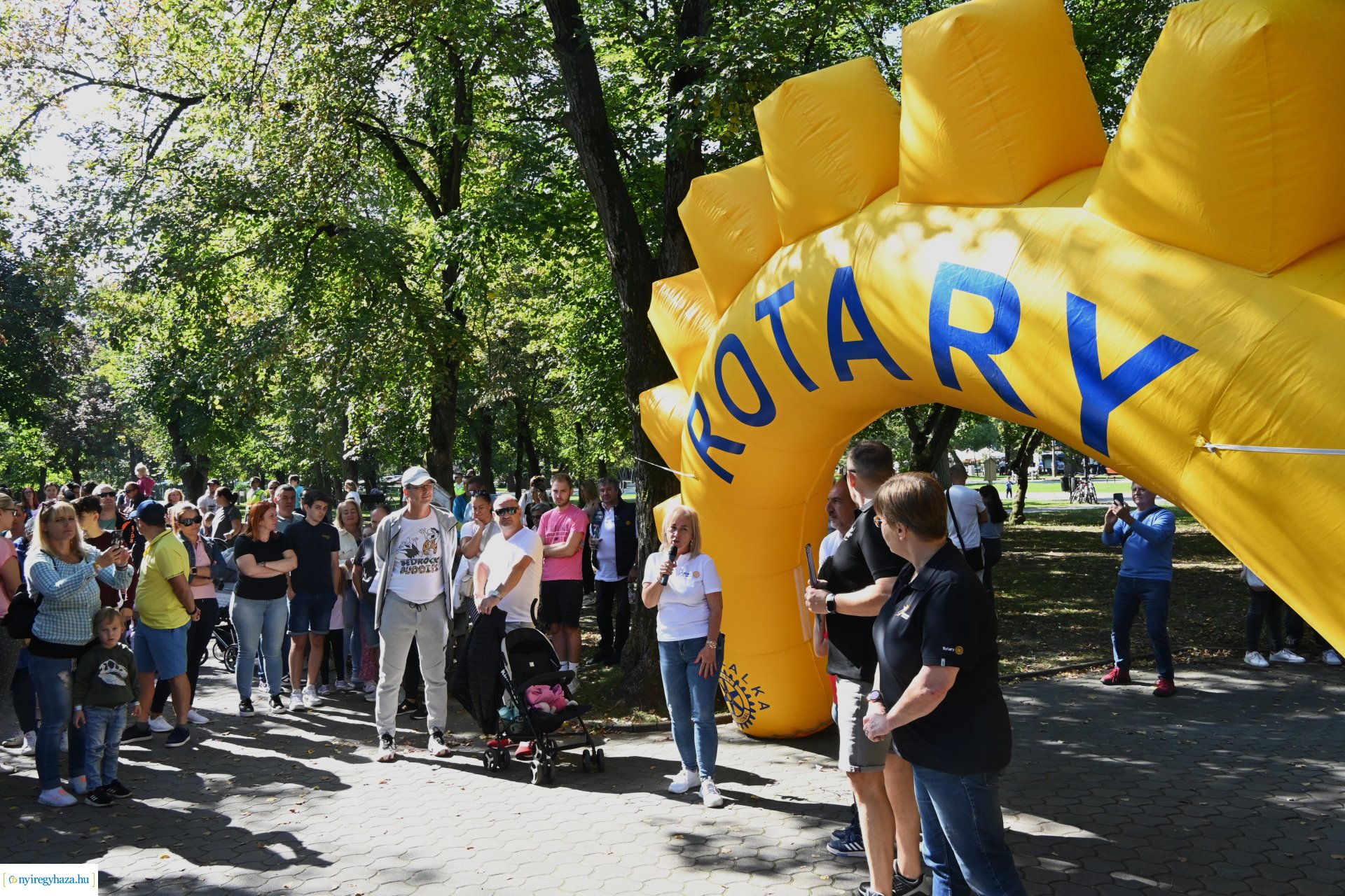 Jótékonysági kacsa úsztatás Sóstón