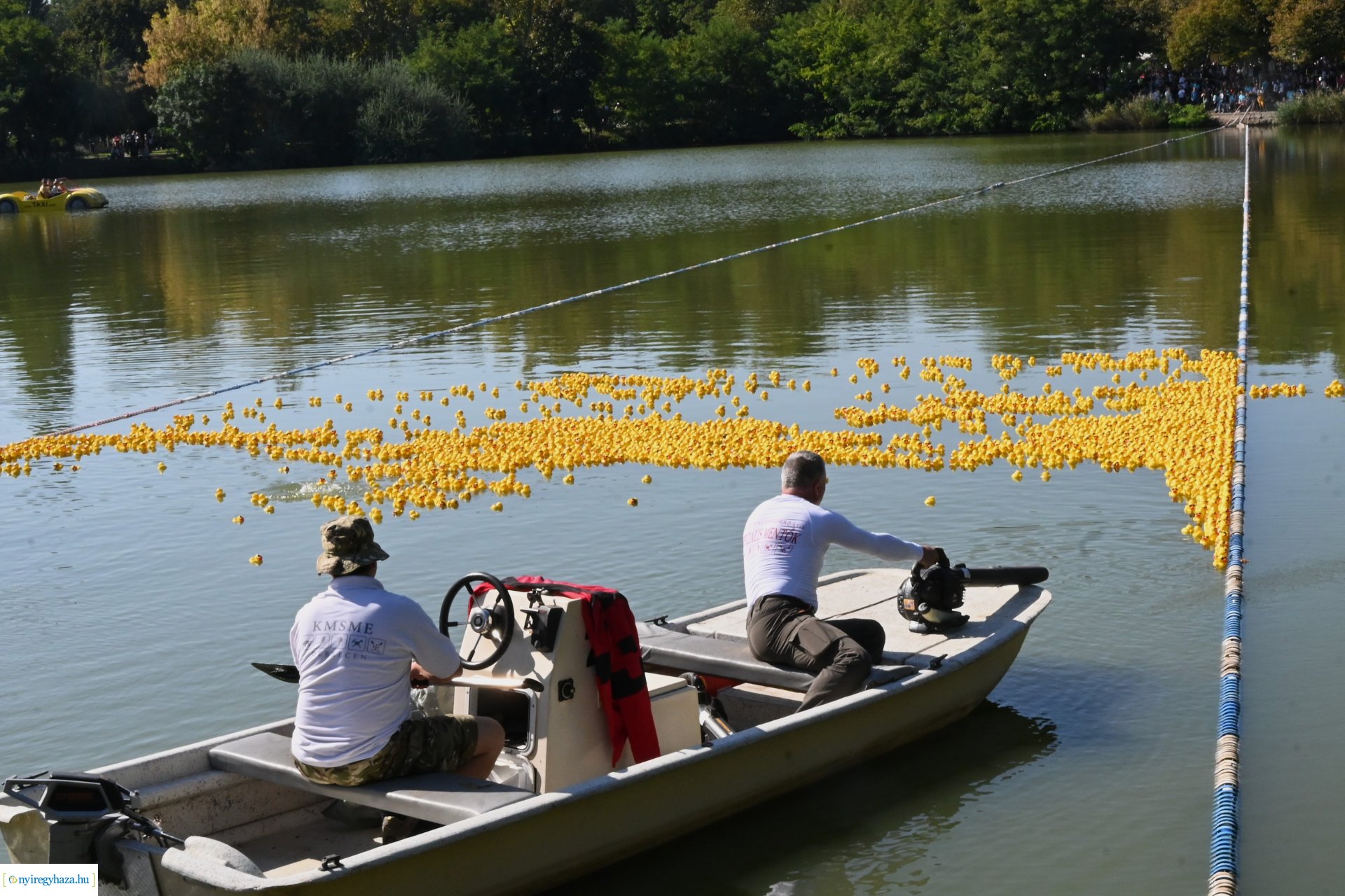 Jótékonysági kacsa úsztatás Sóstón
