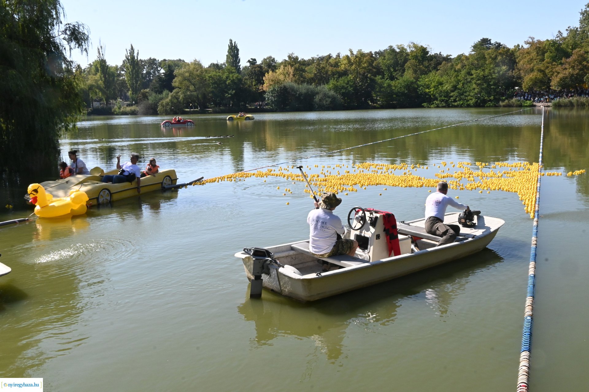 Jótékonysági kacsa úsztatás Sóstón