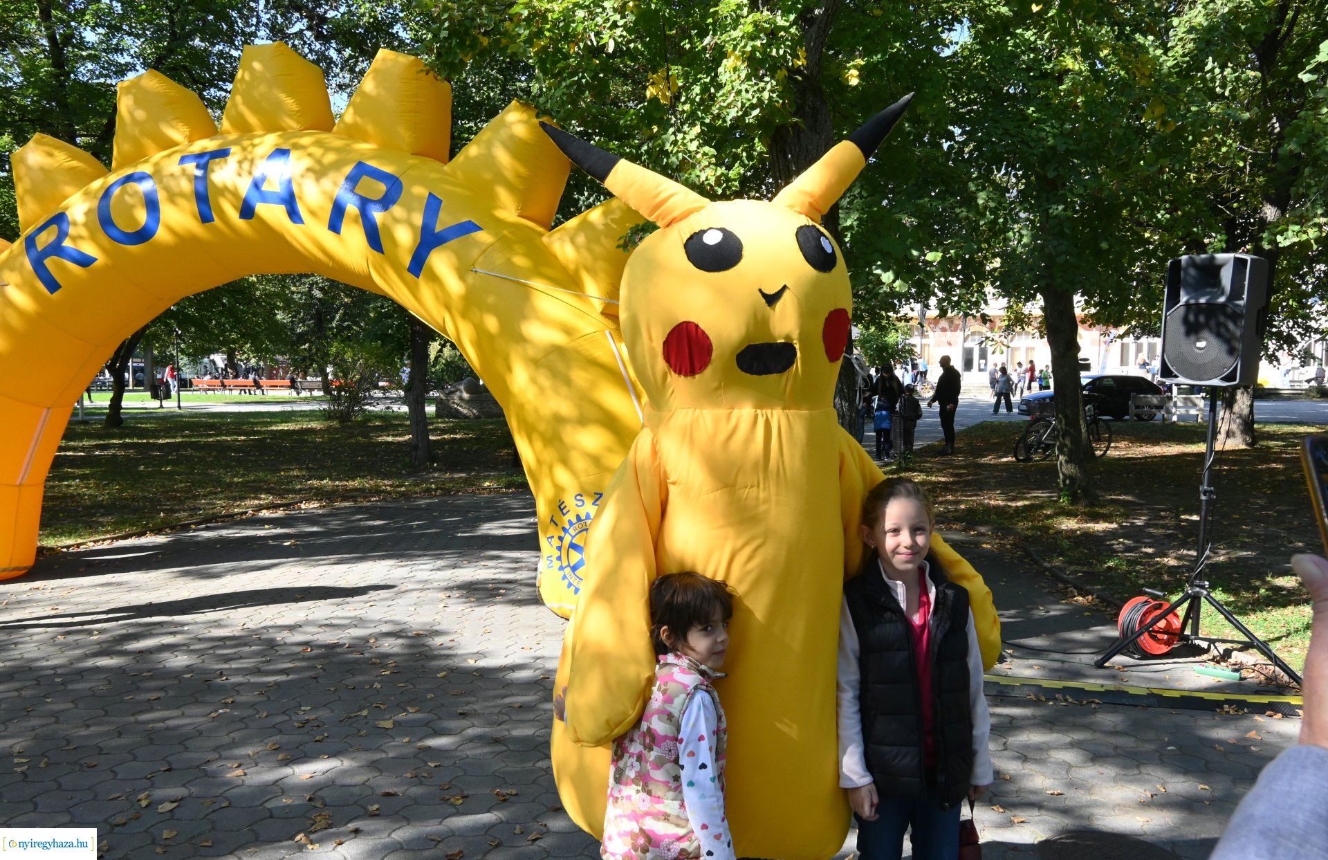 Jótékonysági kacsa úsztatás Sóstón