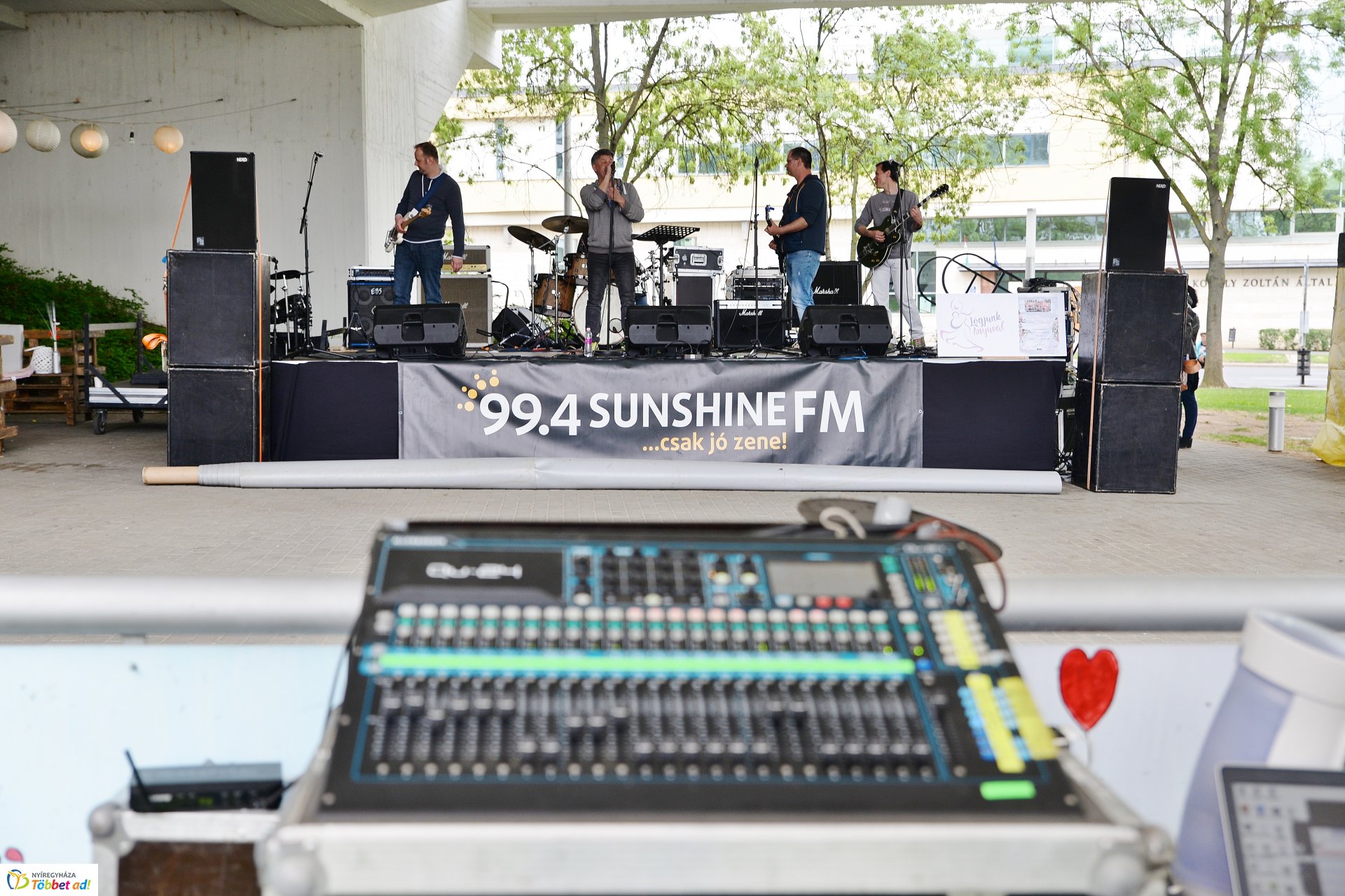 Jótékonysági koncert a Budai ikrekért