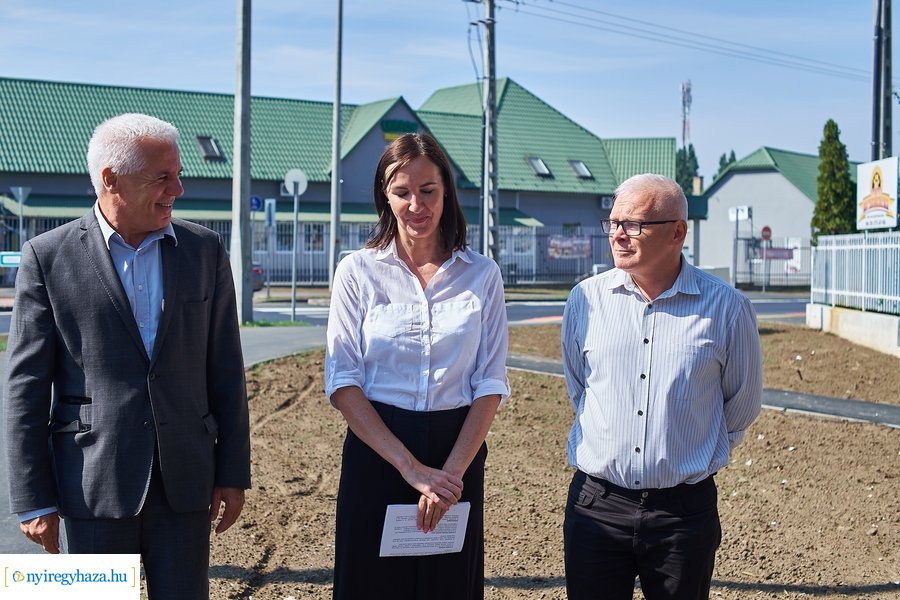 Kállói-Tünde utcai körforgalom átadó 20210913