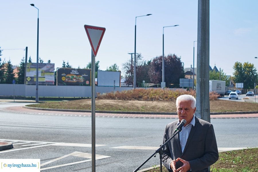 Kállói-Tünde utcai körforgalom átadó 20210913