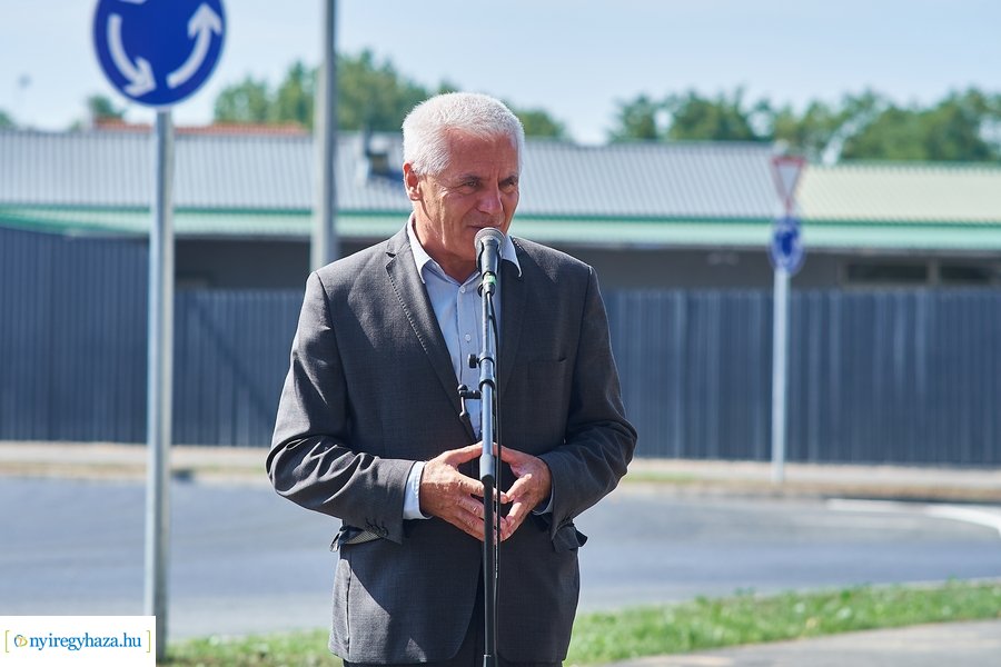 Kállói-Tünde utcai körforgalom átadó 20210913