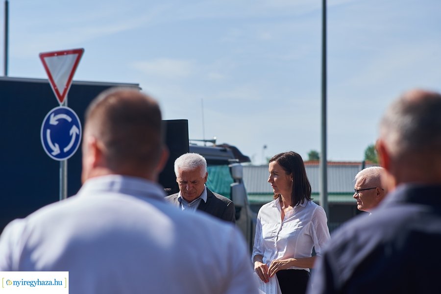 Kállói-Tünde utcai körforgalom átadó 20210913