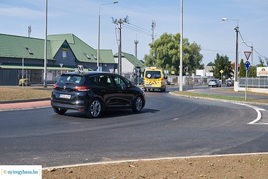 Kállói-Tünde utcai körforgalom átadó 20210913