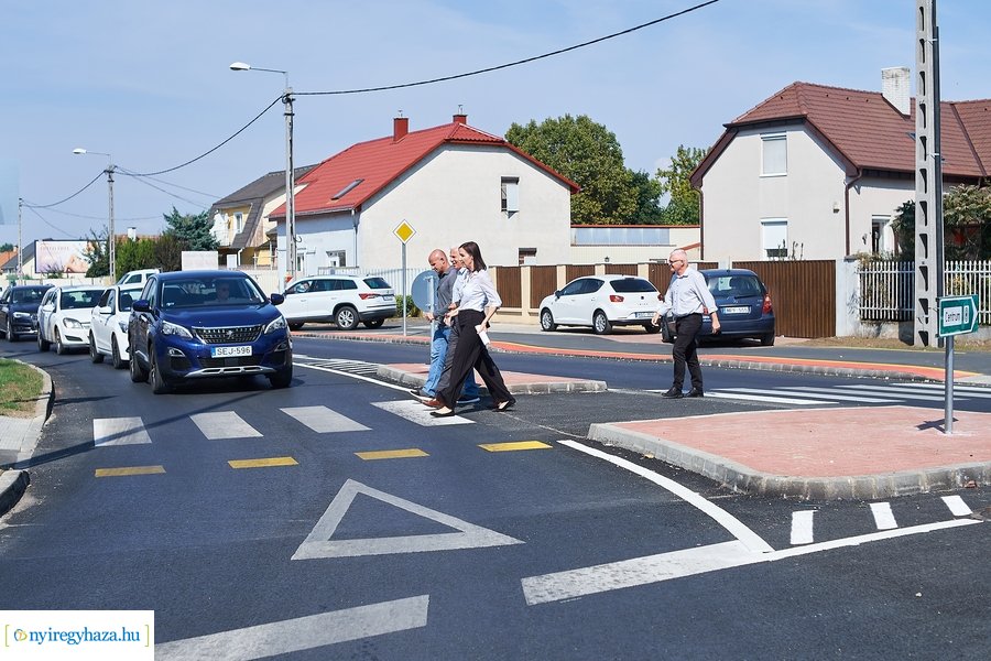 Kállói-Tünde utcai körforgalom átadó 20210913
