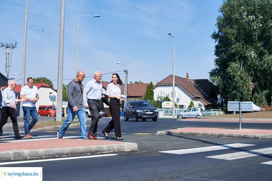 Kállói-Tünde utcai körforgalom átadó 20210913