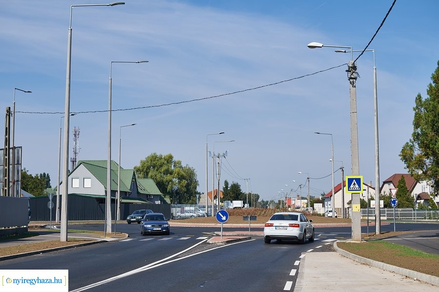Kállói-Tünde utcai körforgalom átadó 20210913