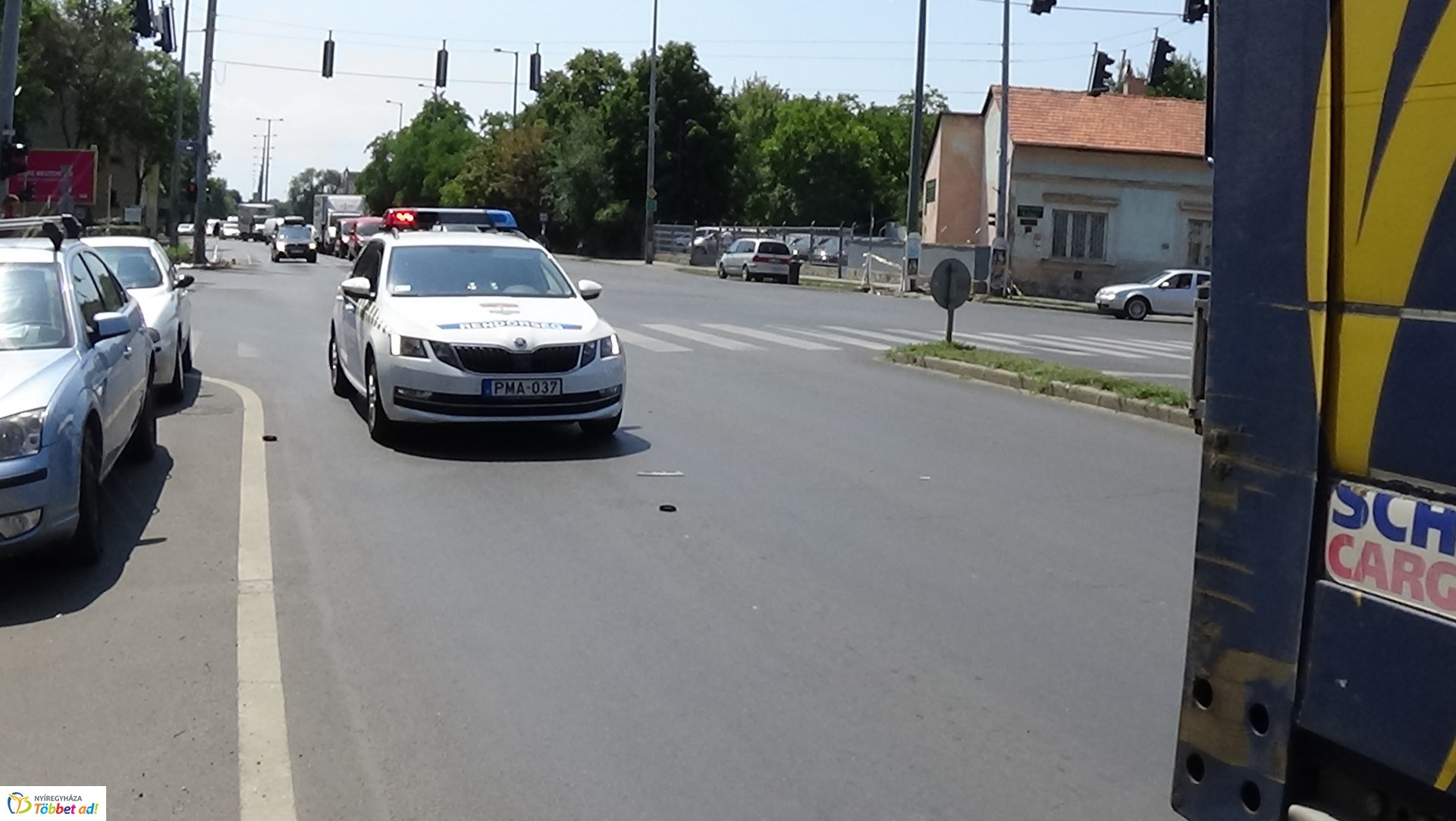 Kamion és személygépkocsi ütközött az Inczédy soron